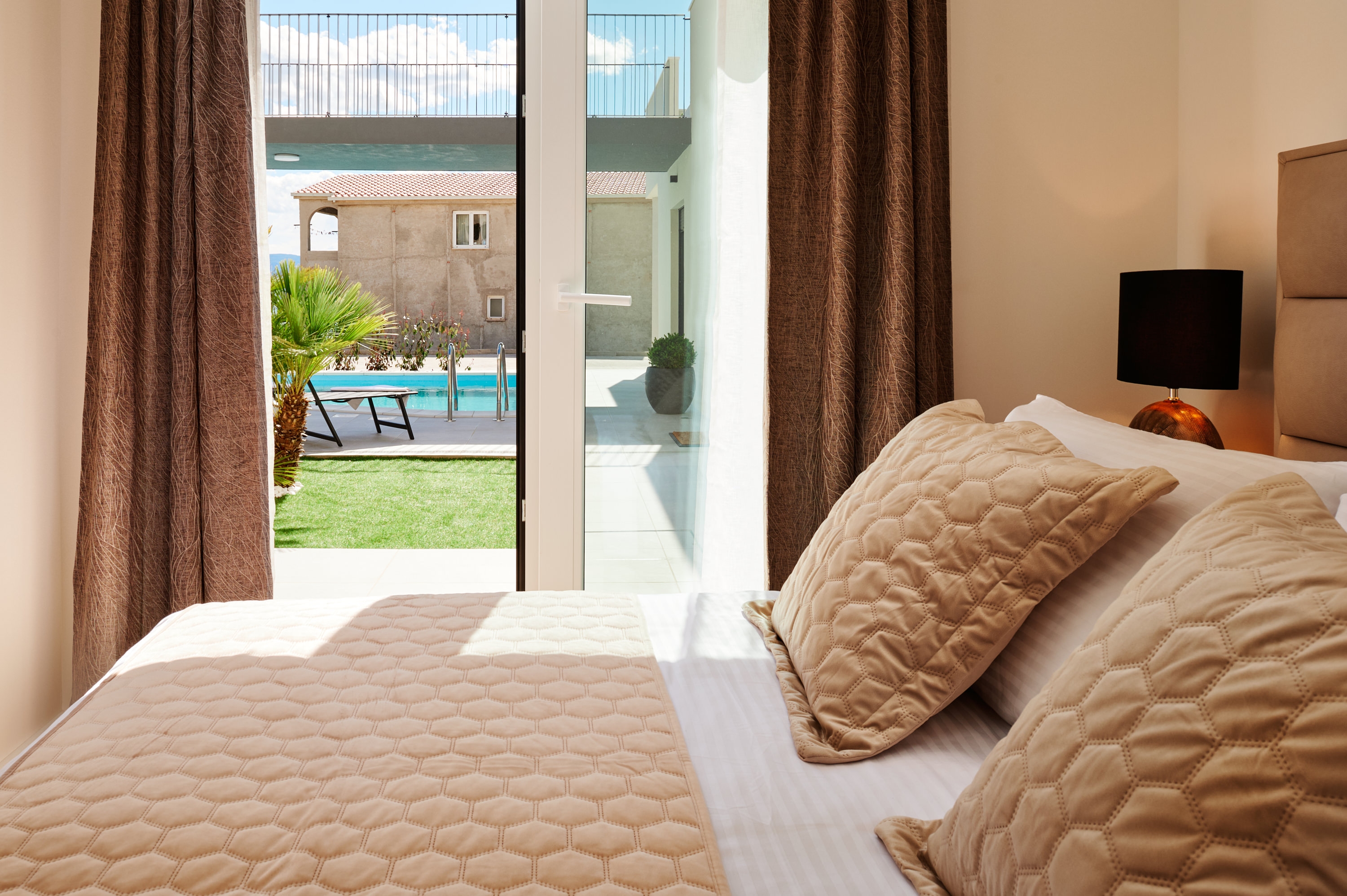 Comfortable and spacious house with terrace and sea view Mali Rat, Omiš  K