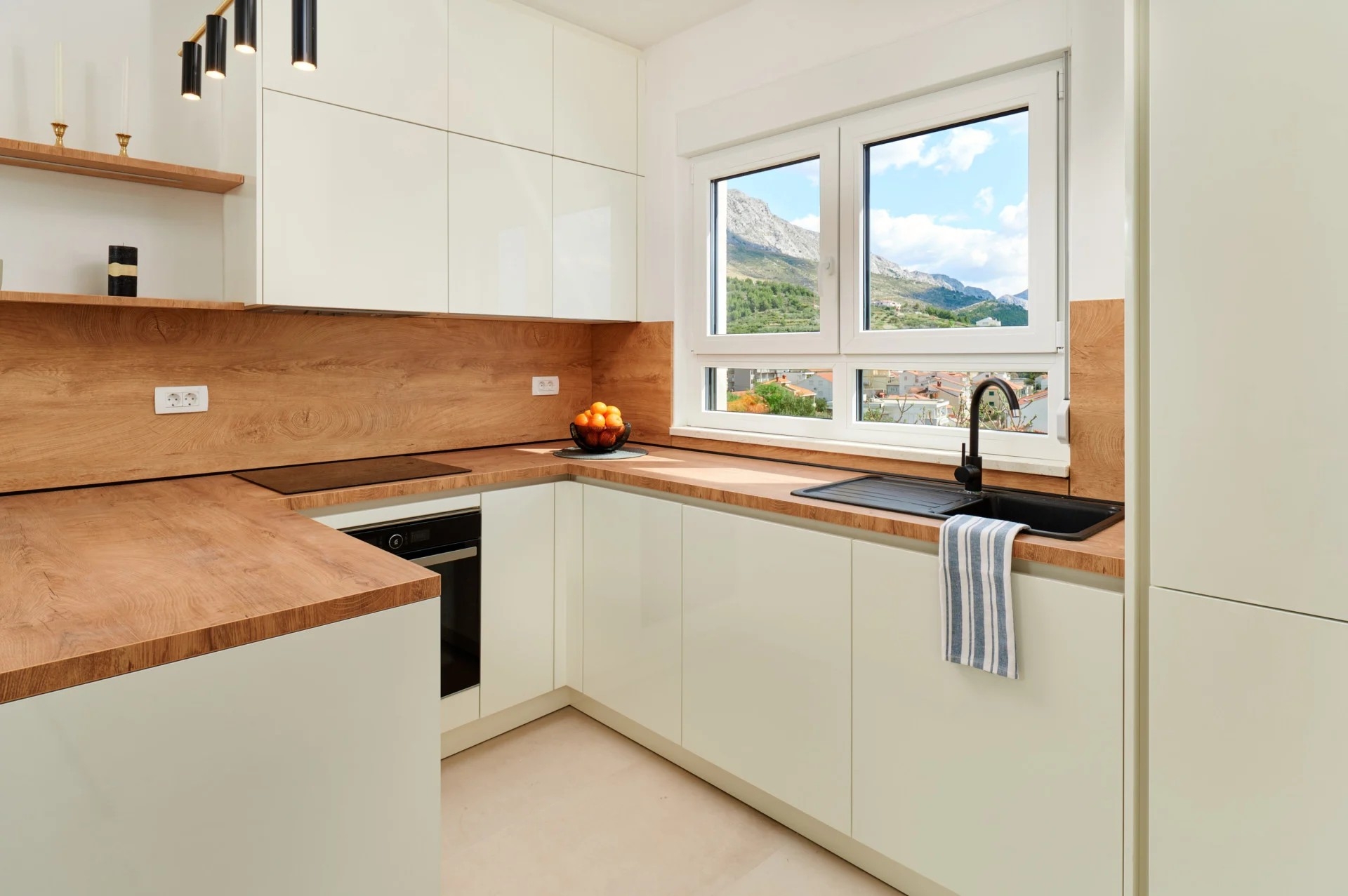 Comfortable and spacious house with terrace and sea view Mali Rat, Omiš  K