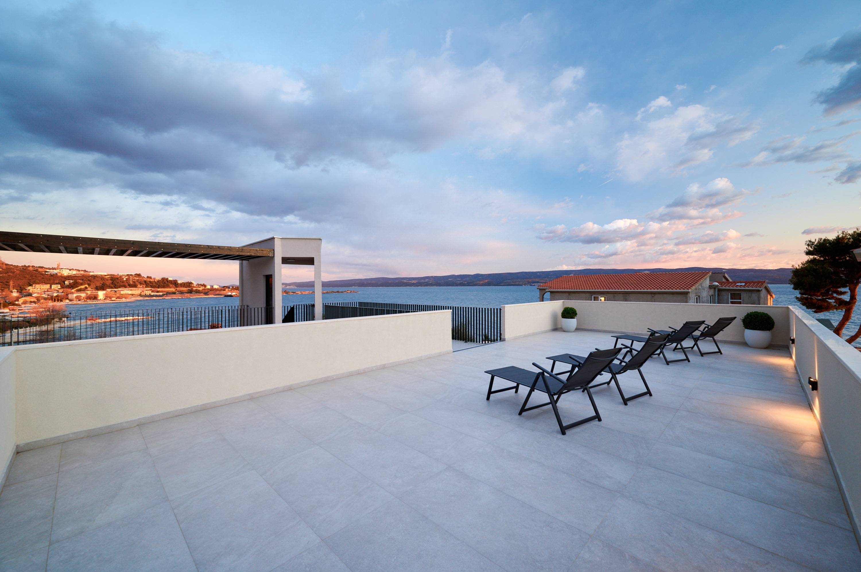 Comfortable and spacious house with terrace and sea view Mali Rat, Omiš  K