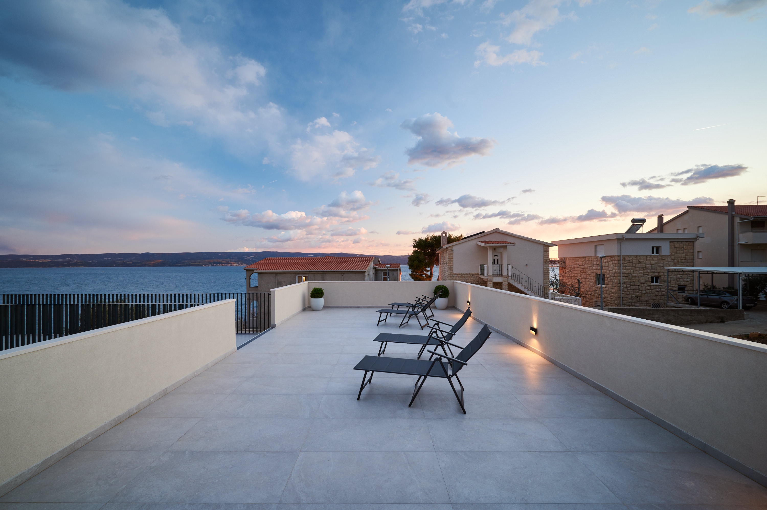 Comfortable and spacious house with terrace and sea view Mali Rat, Omiš  K