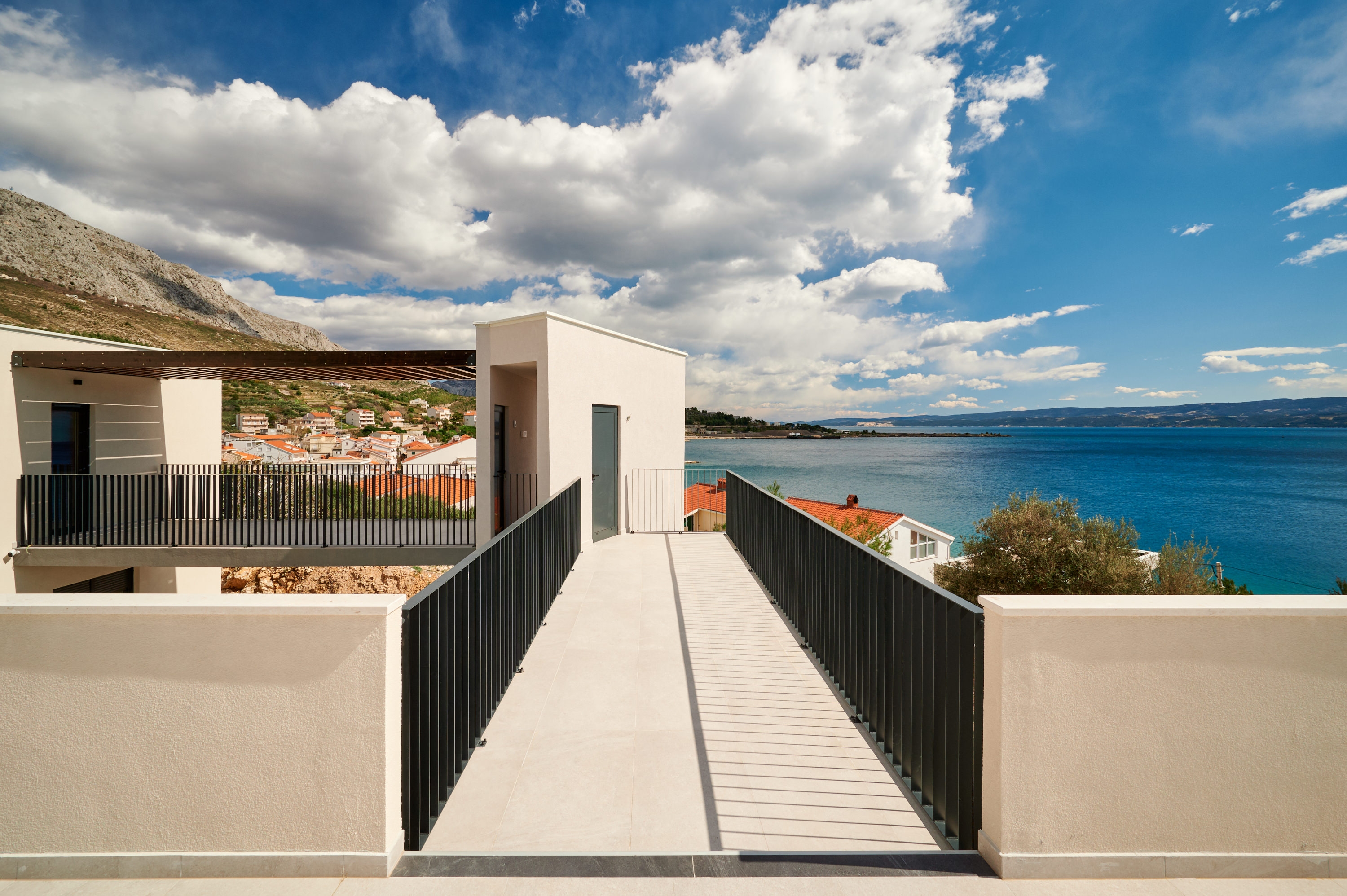 Comfortable and spacious house with terrace and sea view Mali Rat, Omiš  K
