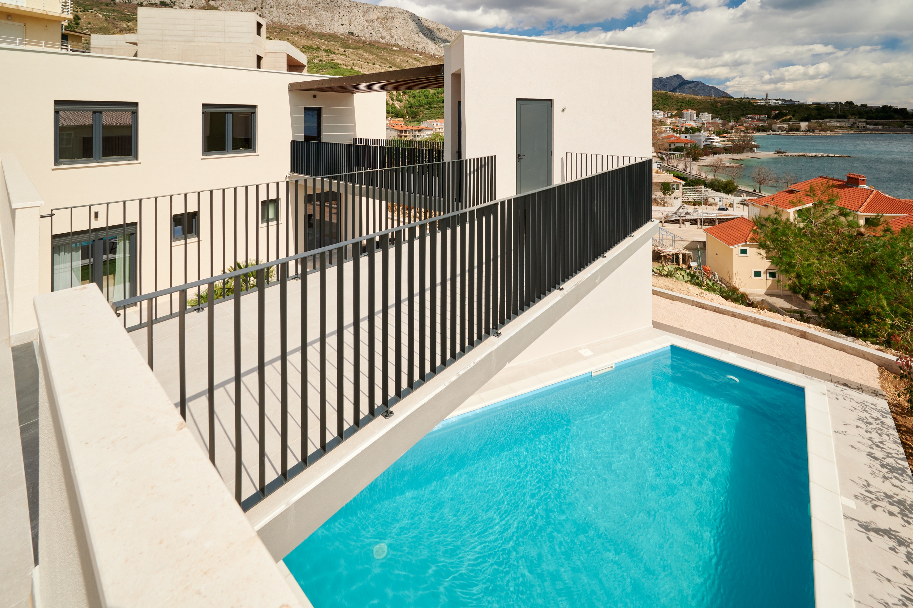 Comfortable and spacious house with terrace and sea view Mali Rat, Omiš  K