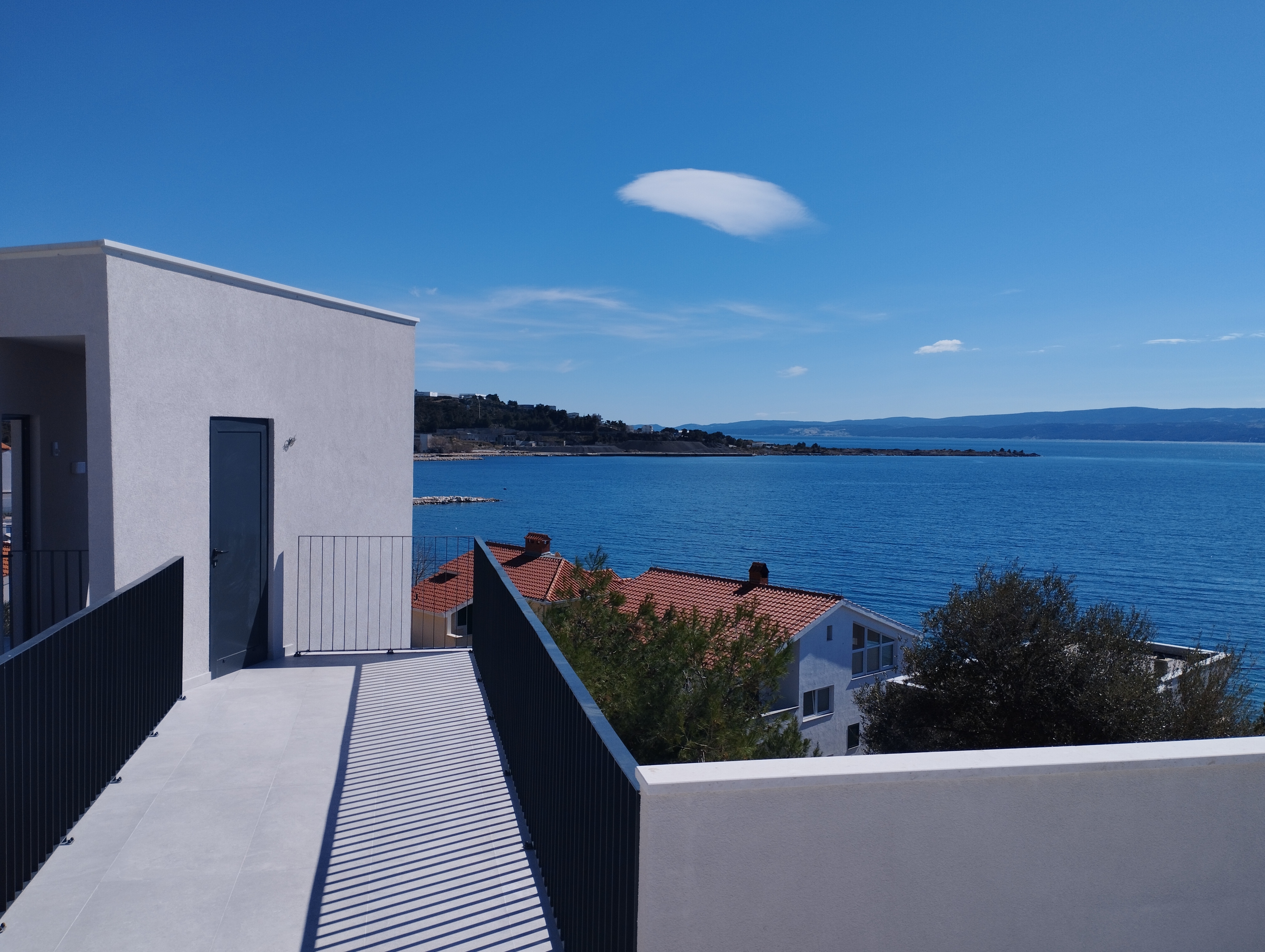Comfortable and spacious house with terrace and sea view Mali Rat, Omiš  K
