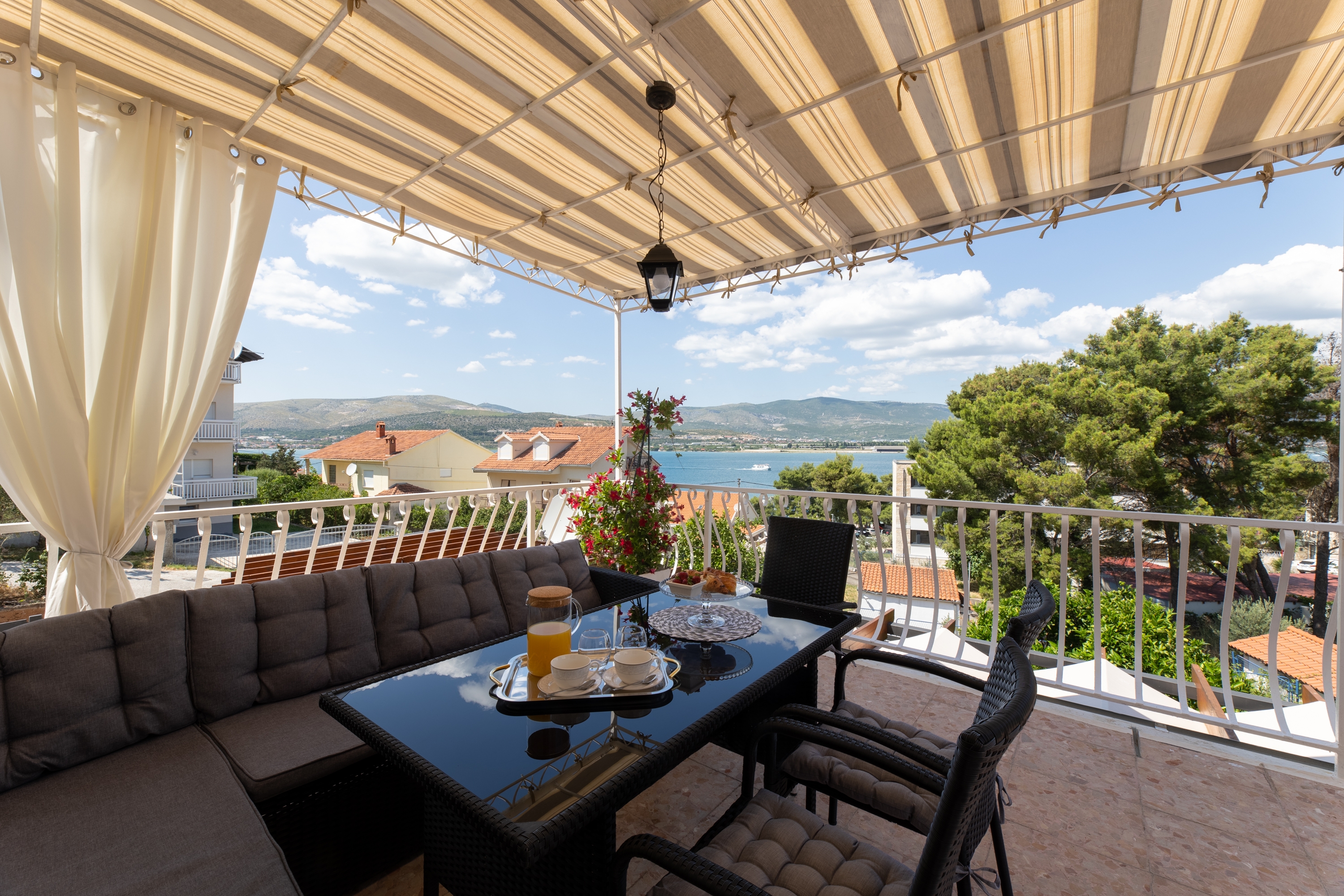 Two bedroom apartment with terrace and sea view Mastrinka, Čiovo  A-a