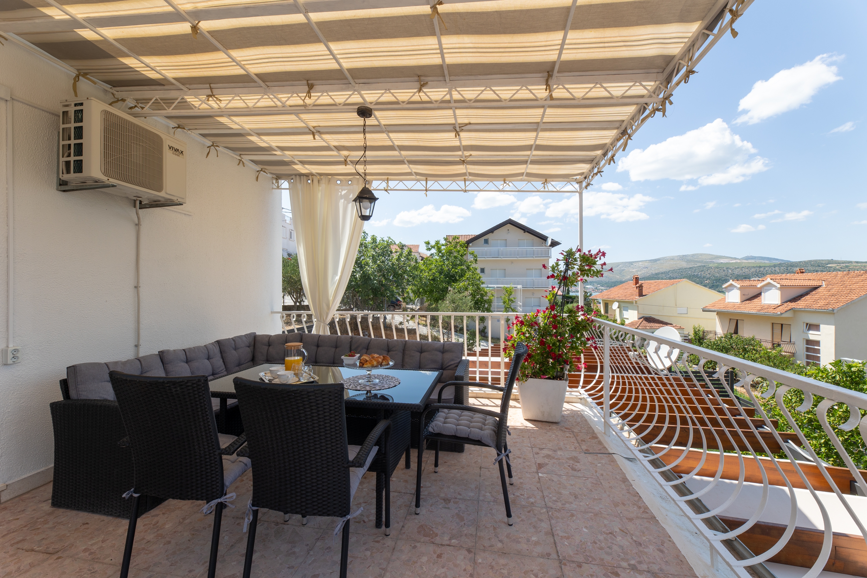 Two bedroom apartment with terrace and sea view Mastrinka, Čiovo  A-a