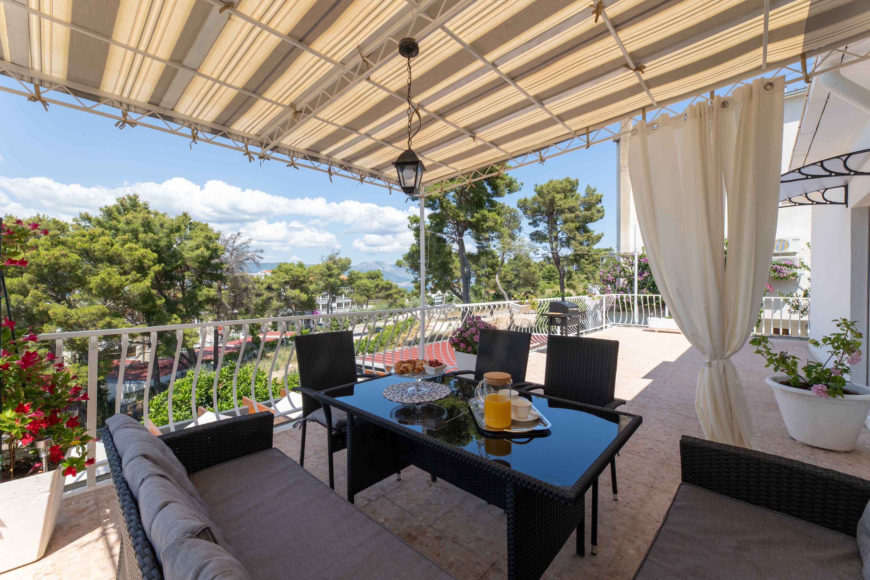 Two bedroom apartment with terrace and sea view Mastrinka, Čiovo  A-a