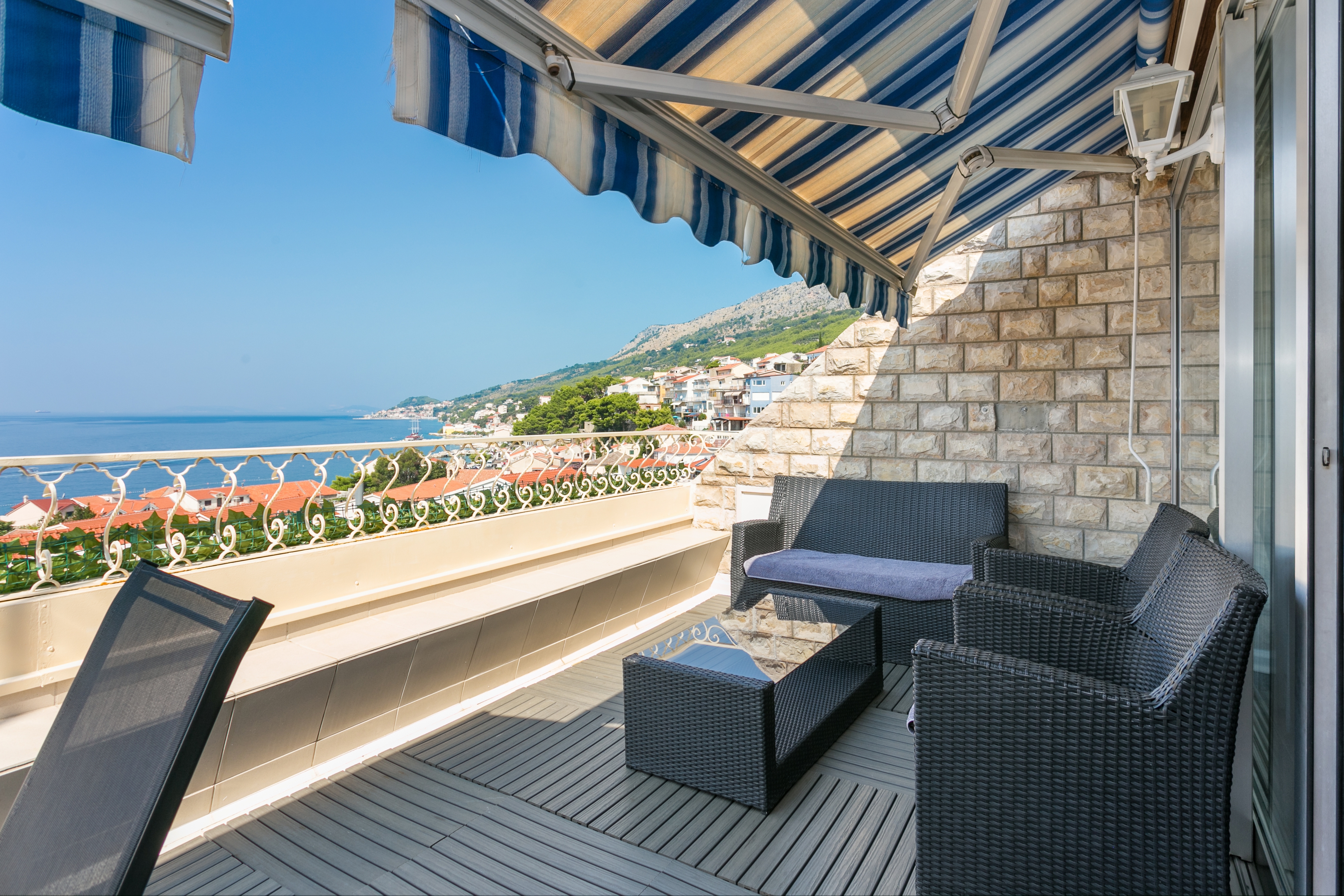 Three bedroom apartment with terrace and sea view Sumpetar, Omiš  A-c