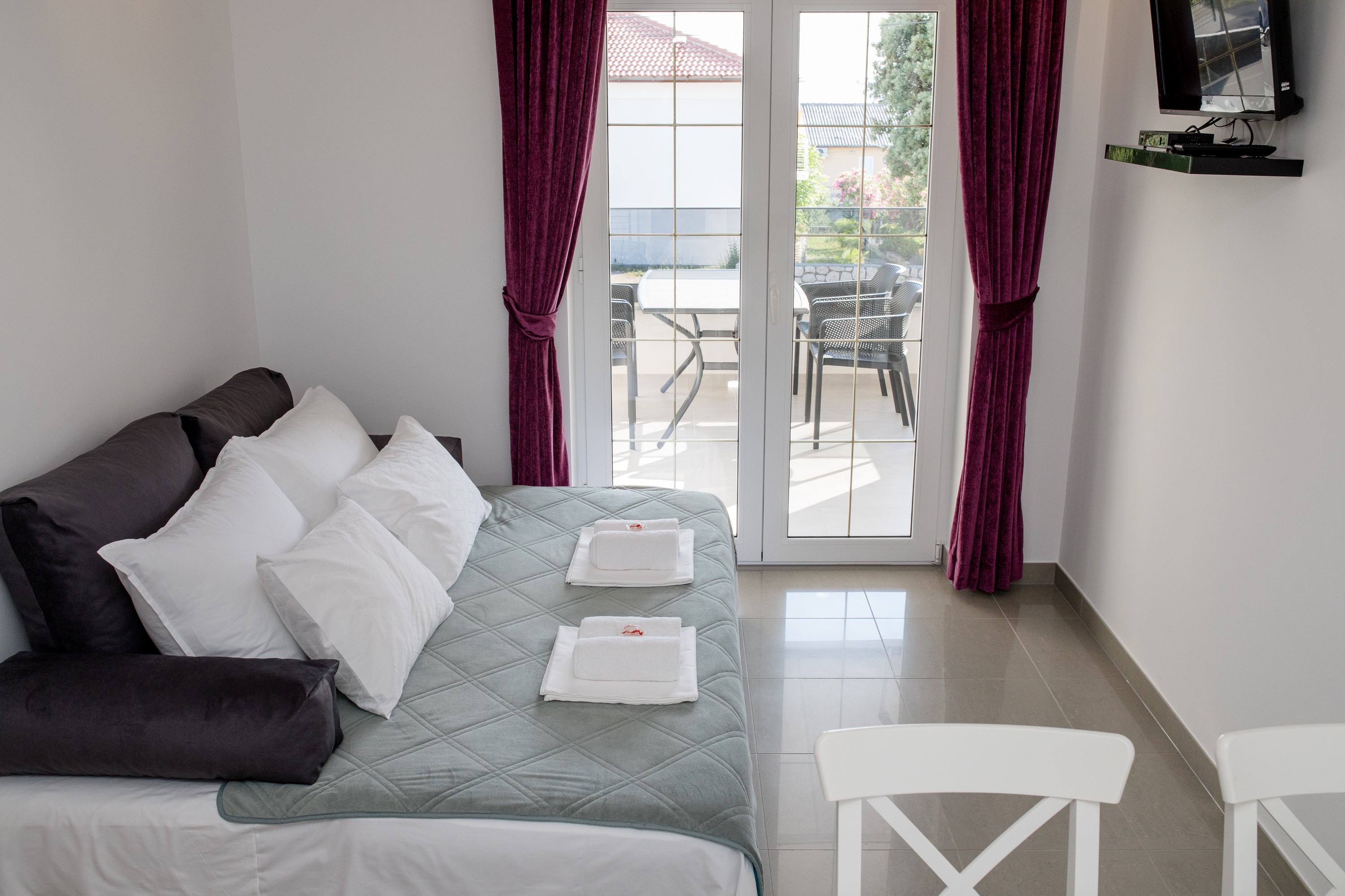 One bedroom apartment with balcony and sea view Banjol, Rab (A-21635-c) One bedroom apartment with balcony and sea view Banjol, Rab (A-21635-c)