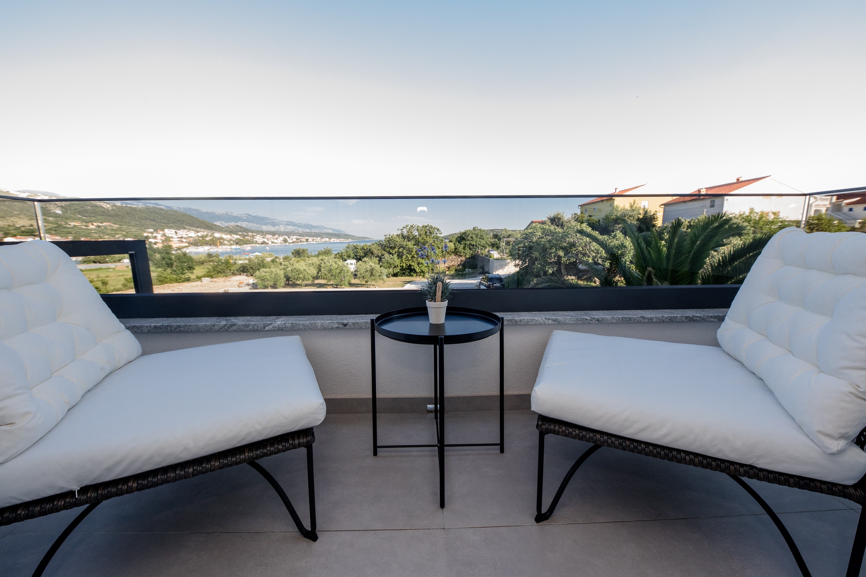 Two bedroom apartment with balcony and sea view Banjol, Rab (A-21635-g)