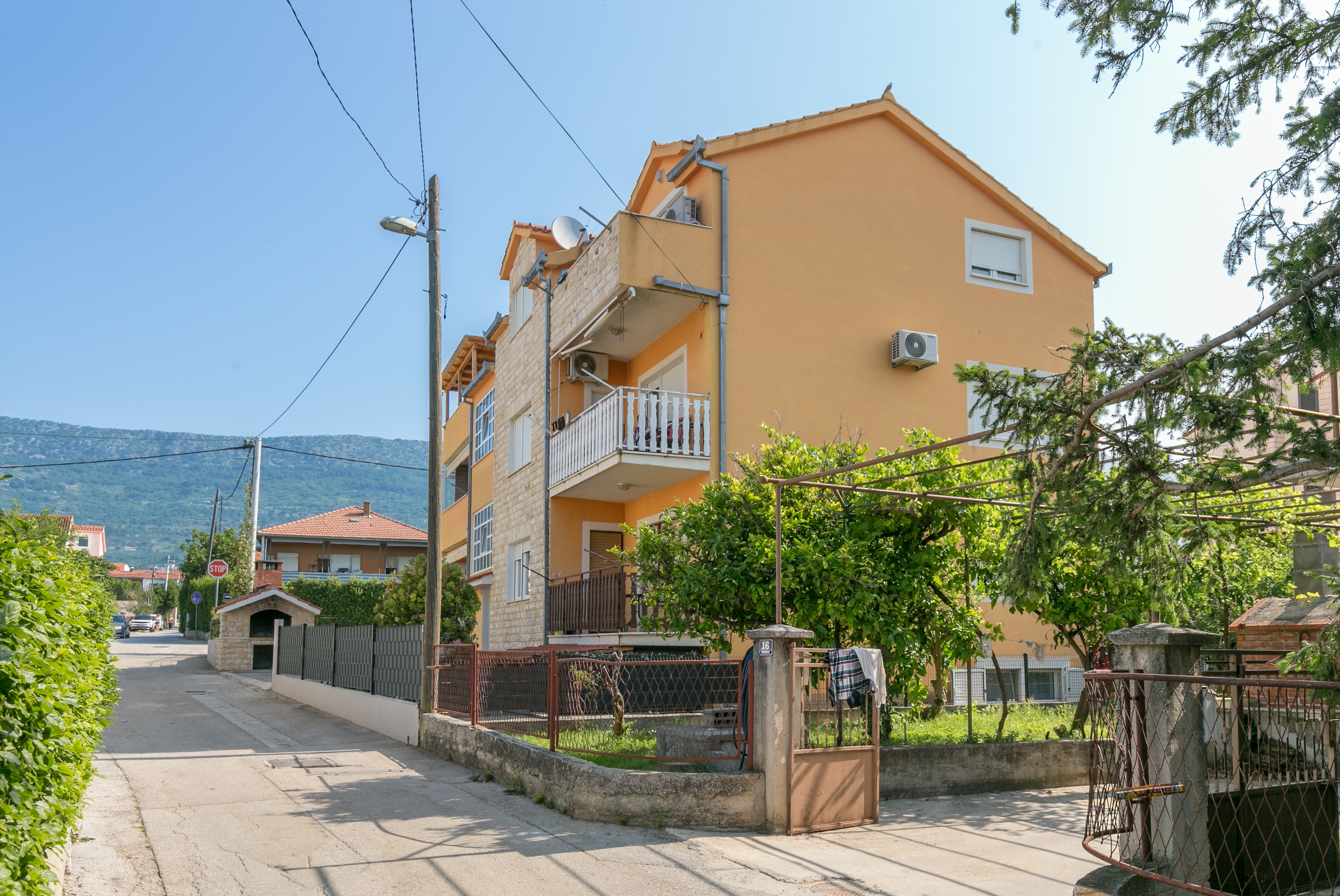 Two bedroom apartment with terrace and sea view Kaštel Kambelovac, Kaštela  A-c