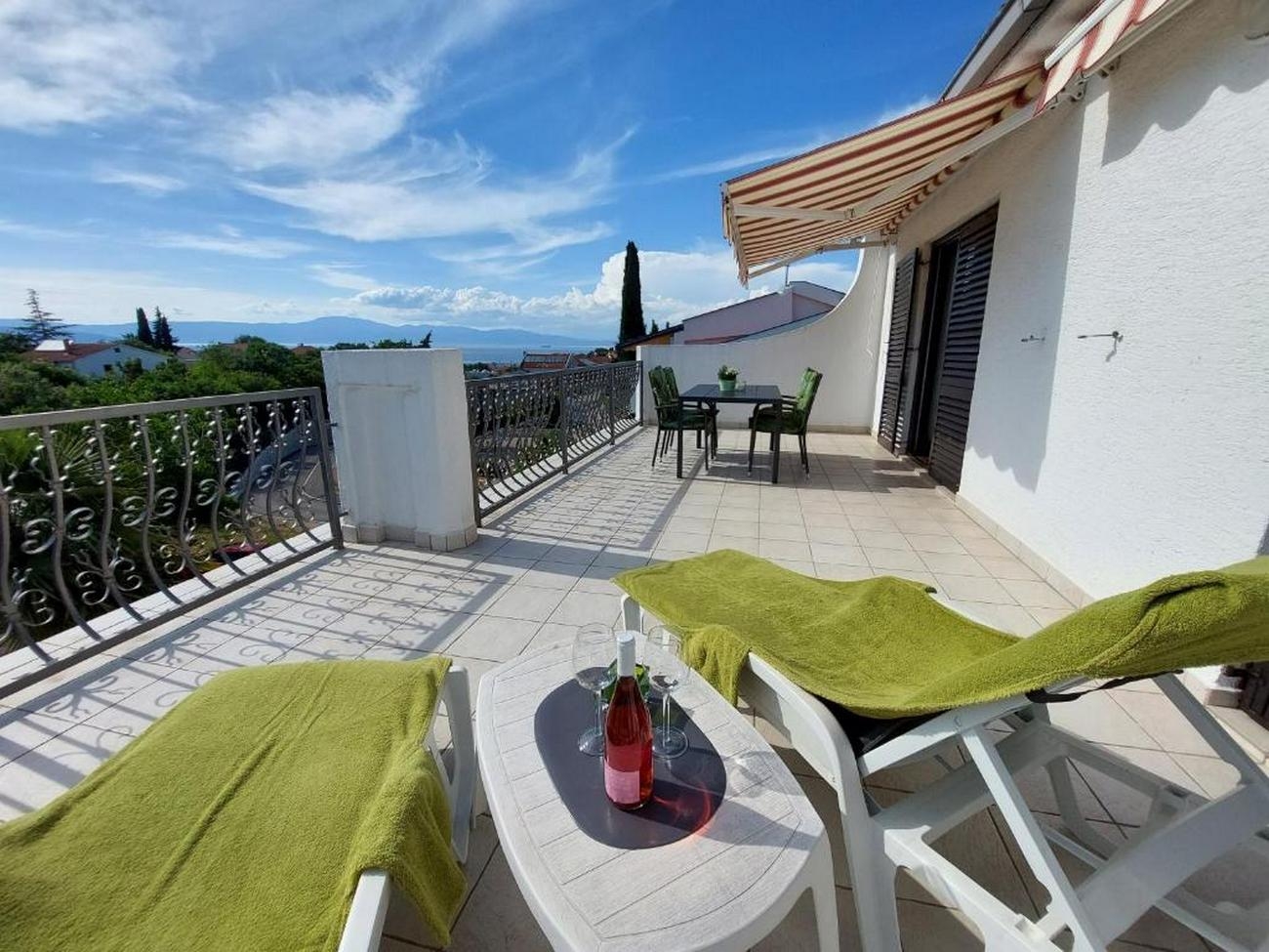 One bedroom apartment with terrace and sea view Malinska, Krk  A-a
