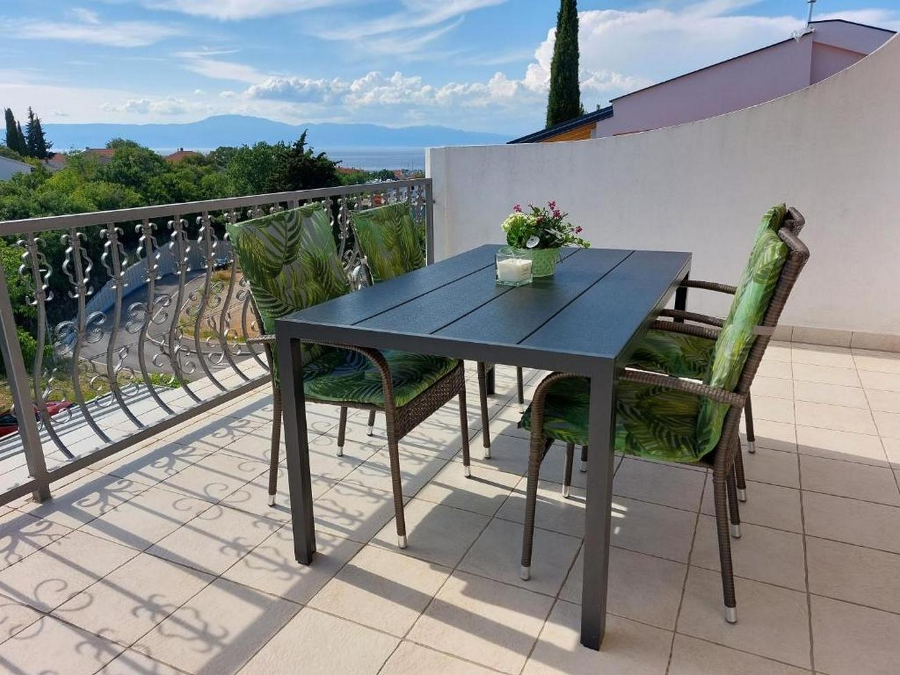 One bedroom apartment with terrace and sea view Malinska, Krk  A-a