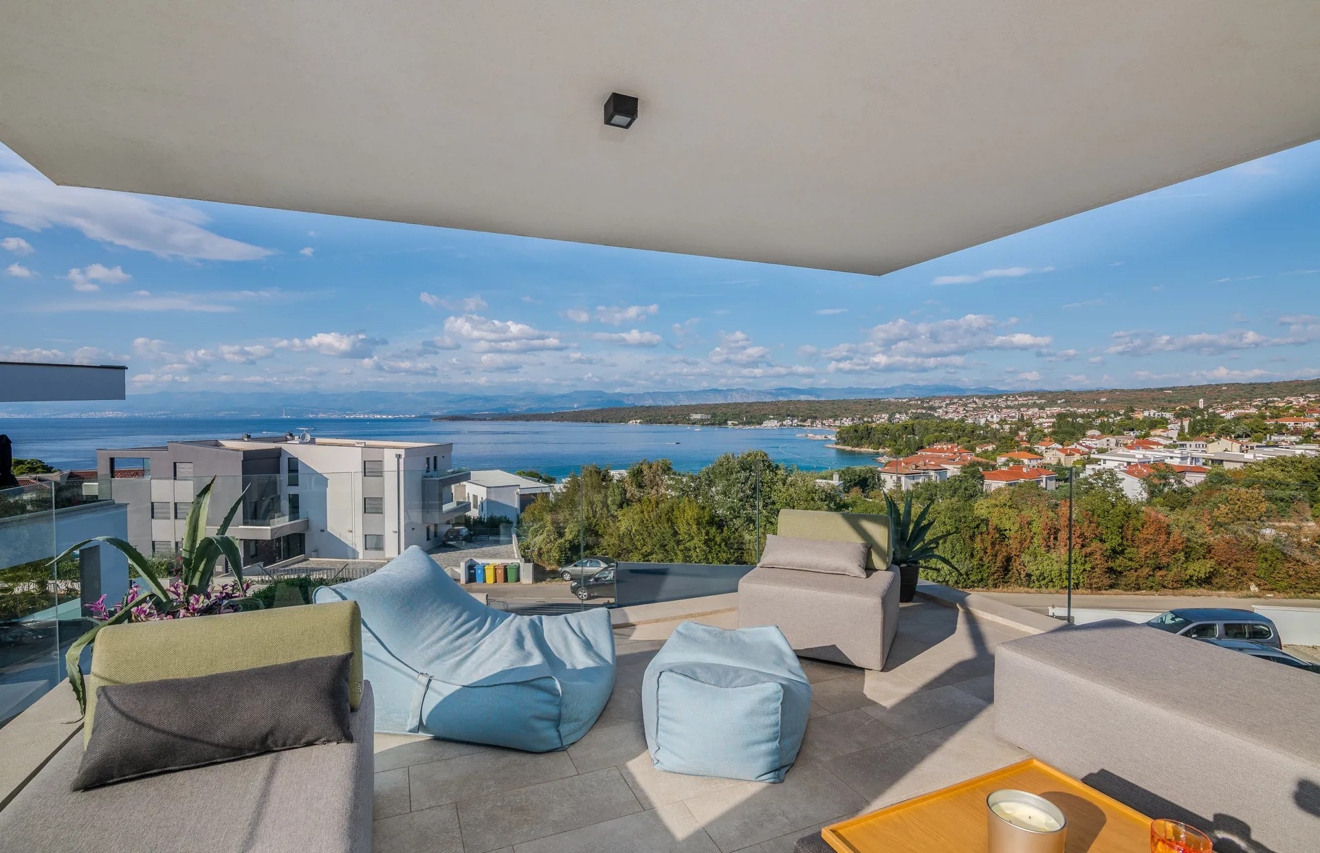 Three bedroom apartment with terrace and sea view Vantačići, Krk  A-a