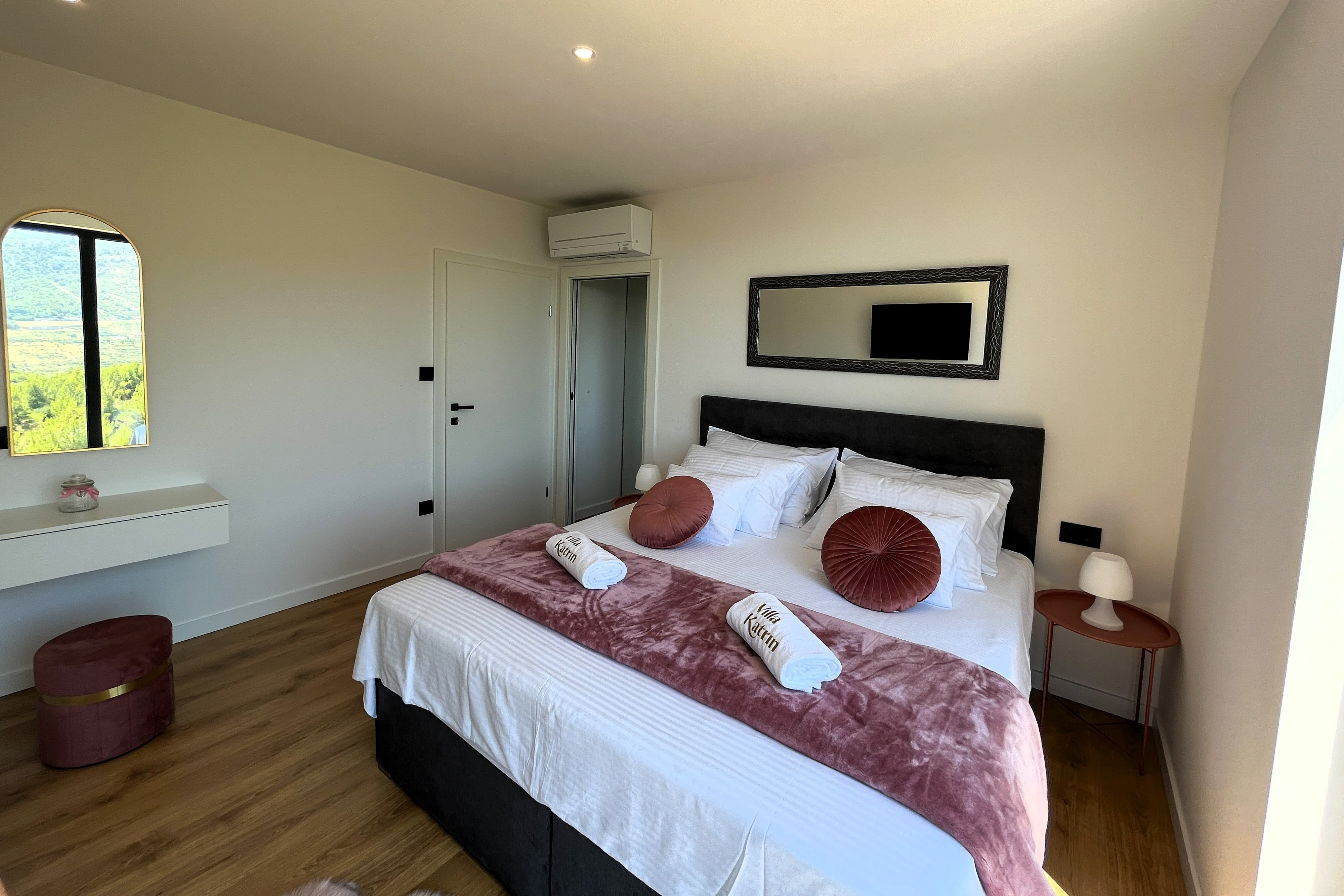 Comfortable and spacious house with terrace Klis, Split  K