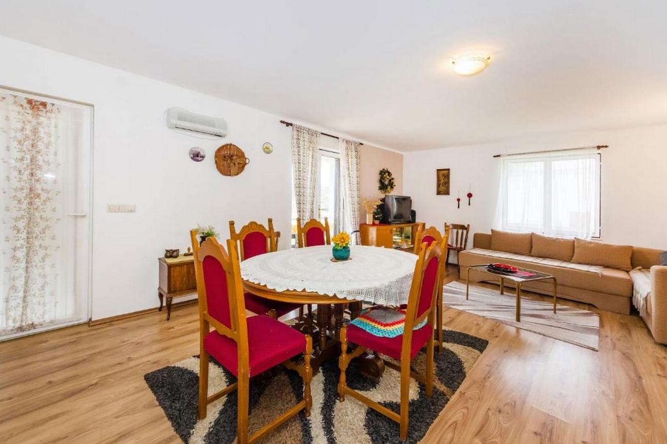Three bedroom apartment with terrace Lovinac, Velebit (A-21748-a)