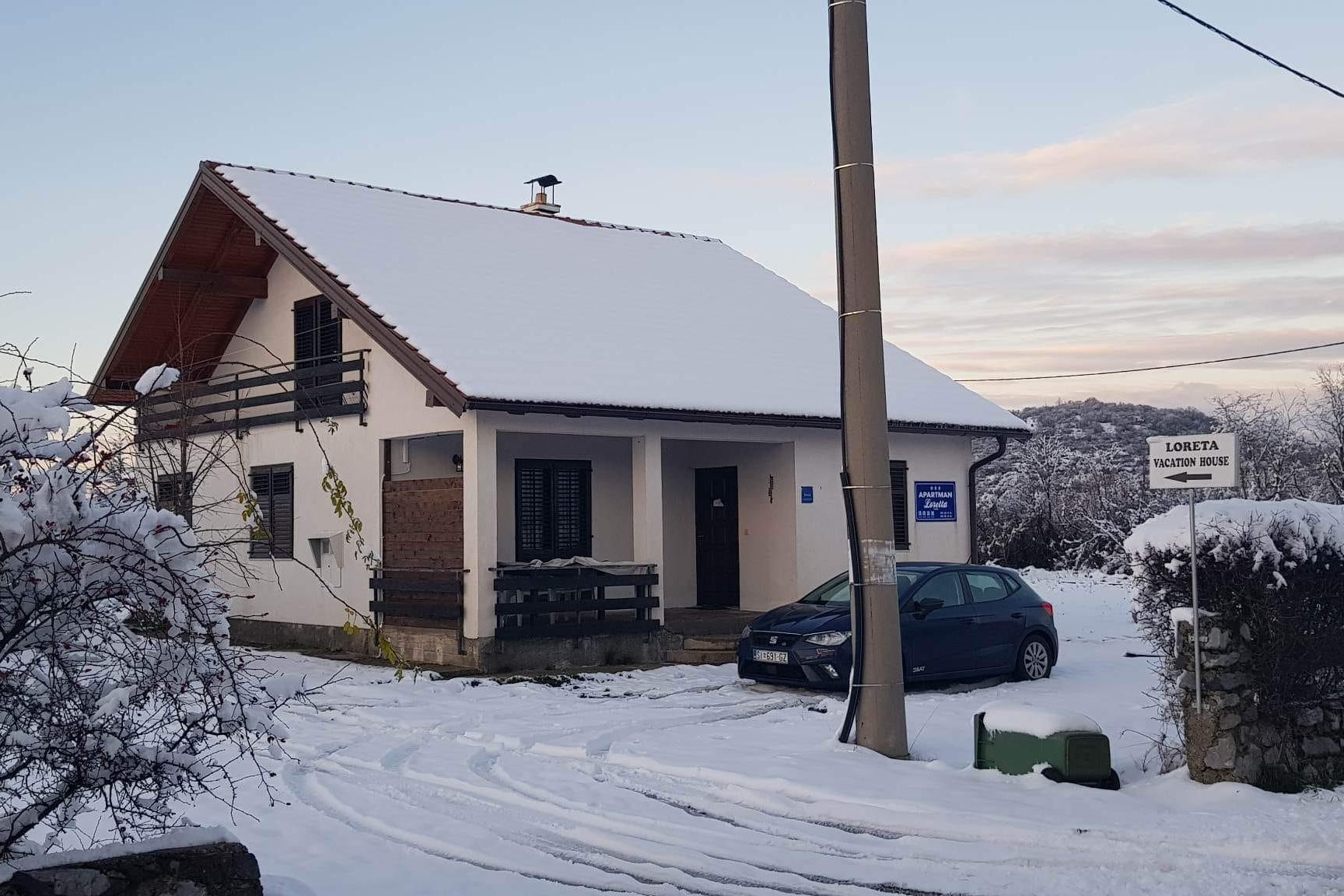 Trosobni apartman s terasom Lovinac, Velebit  A-a
