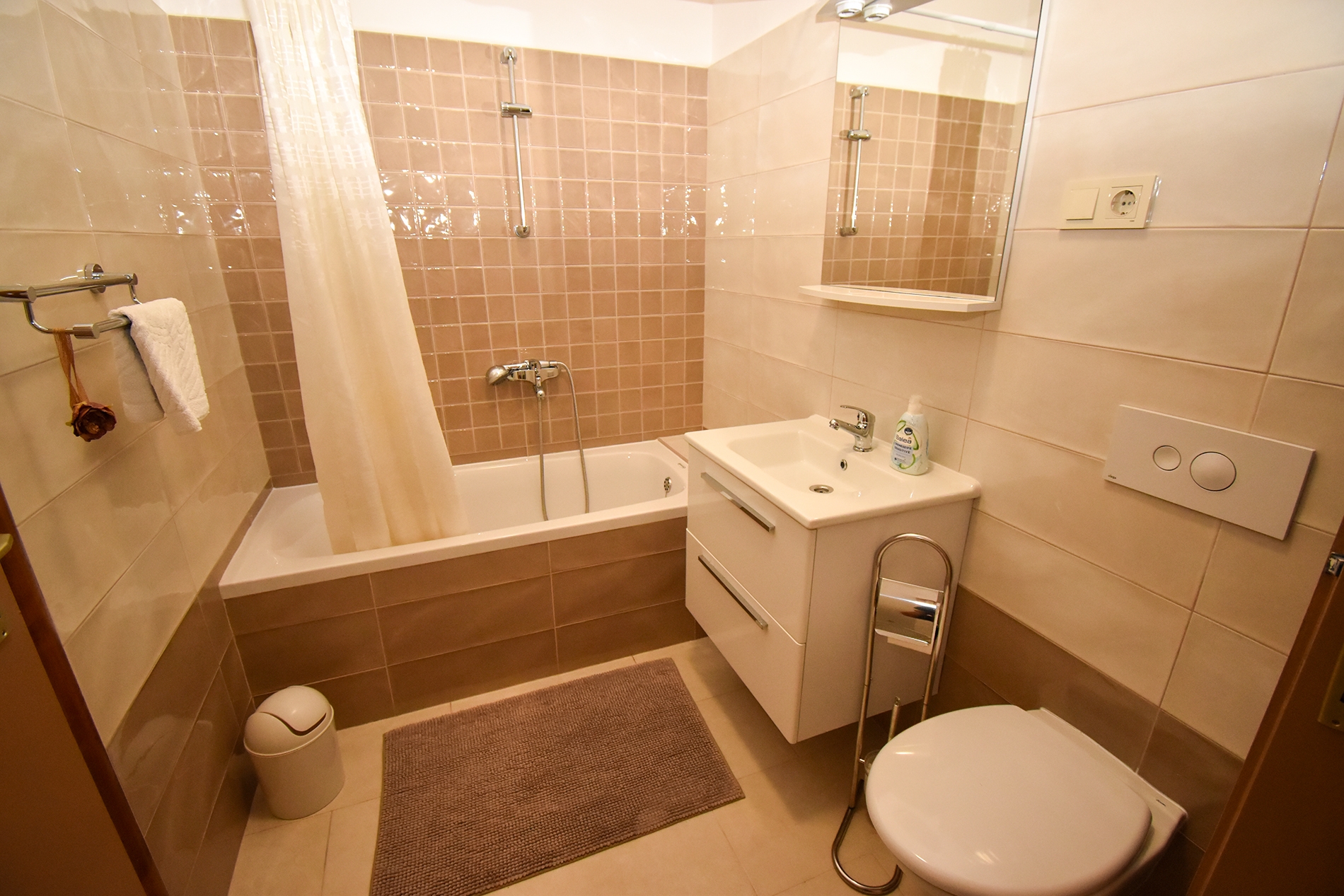 Three bedroom apartment with terrace Palit, Rab  A-a