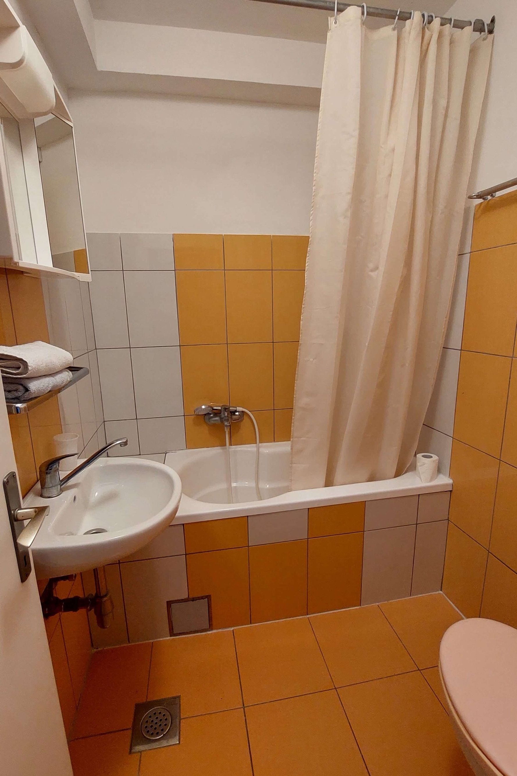 Two bedroom apartment with terrace and sea view Barbat, Rab  A-a