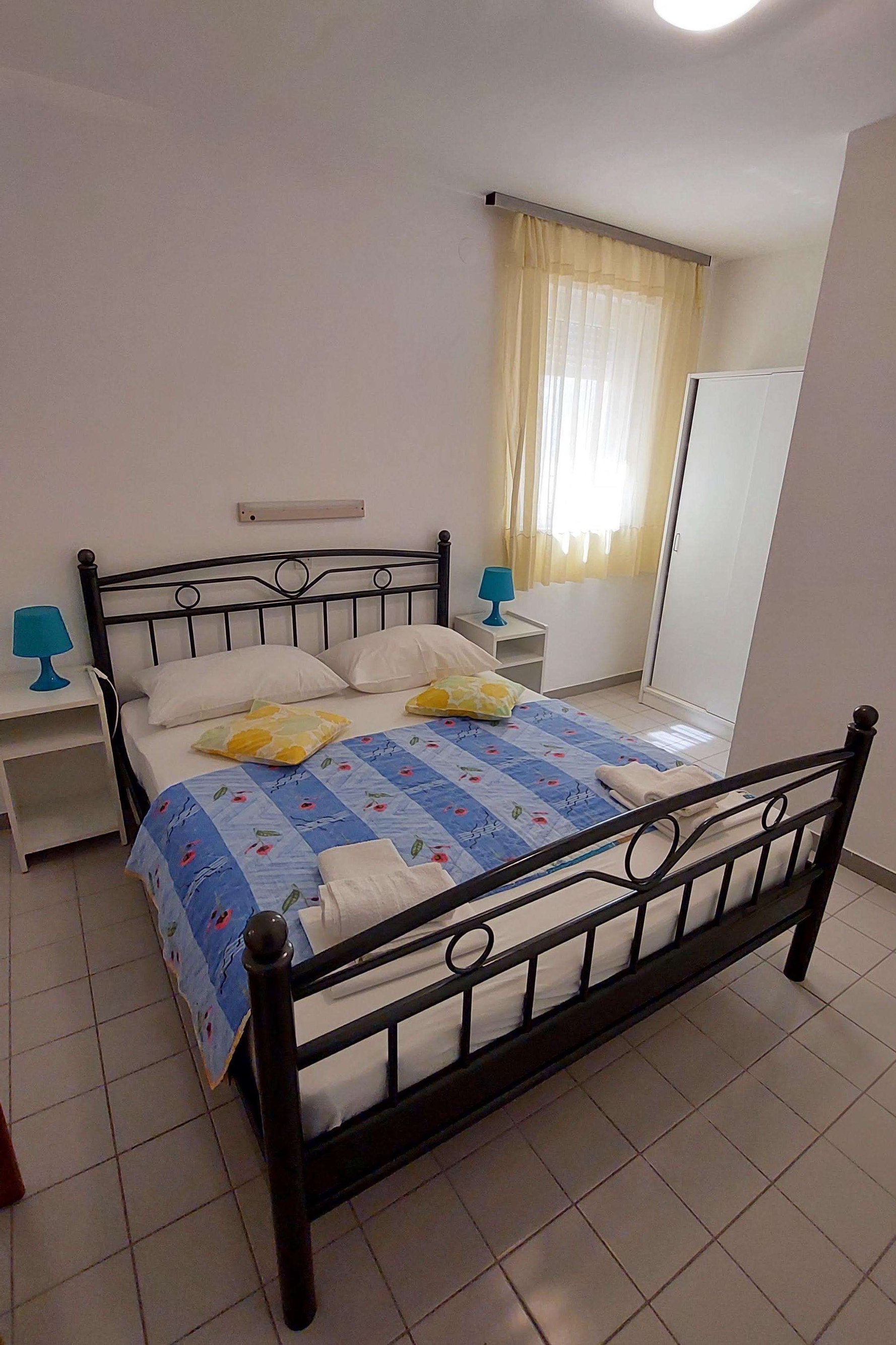 Two bedroom apartment with terrace and sea view Barbat, Rab  A-a
