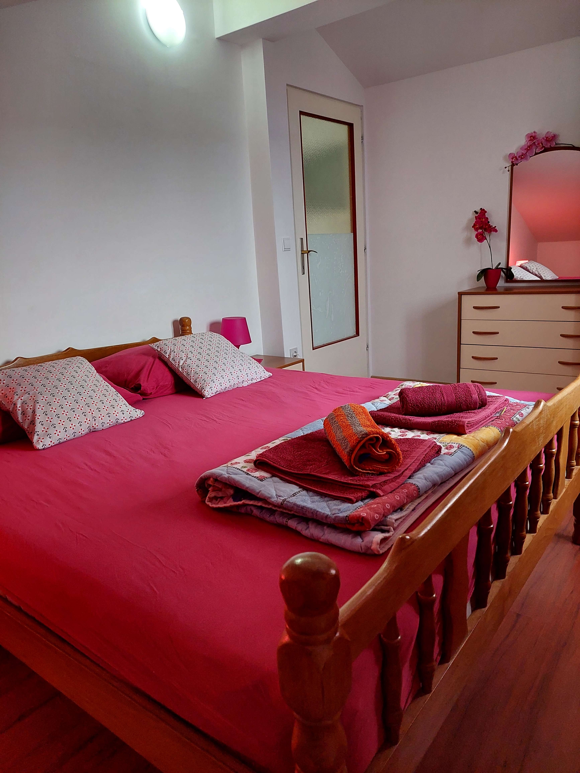 One bedroom apartment with terrace and sea view Barbat, Rab  A-c