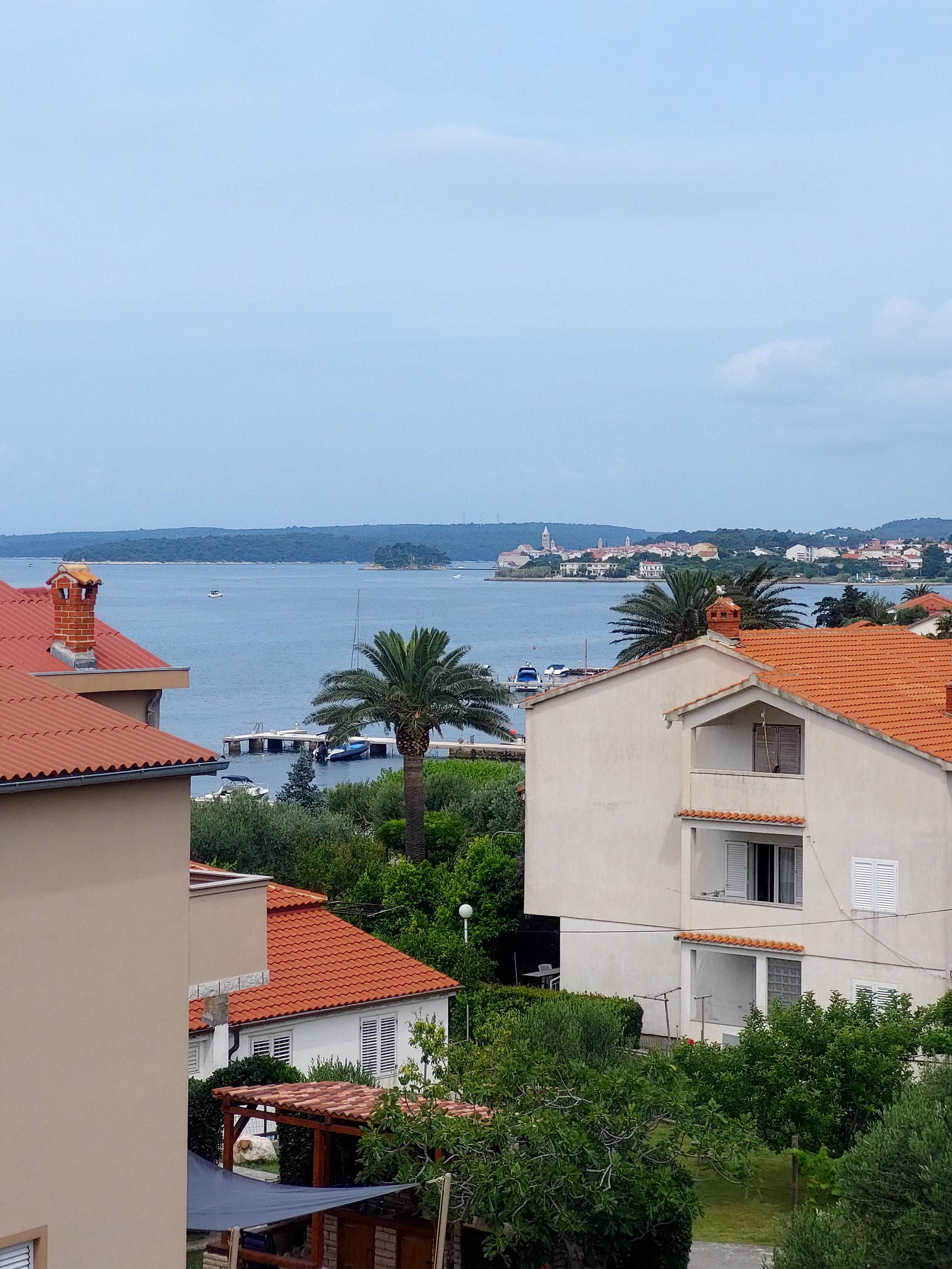 One bedroom apartment with terrace and sea view Barbat, Rab  A-c