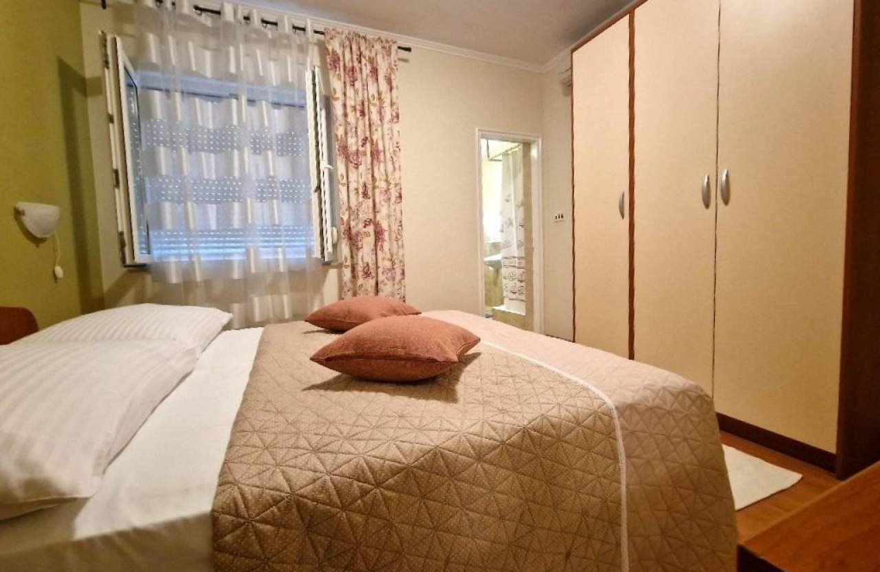 Three bedroom apartment with terrace and sea view Barbat, Rab  A-a
