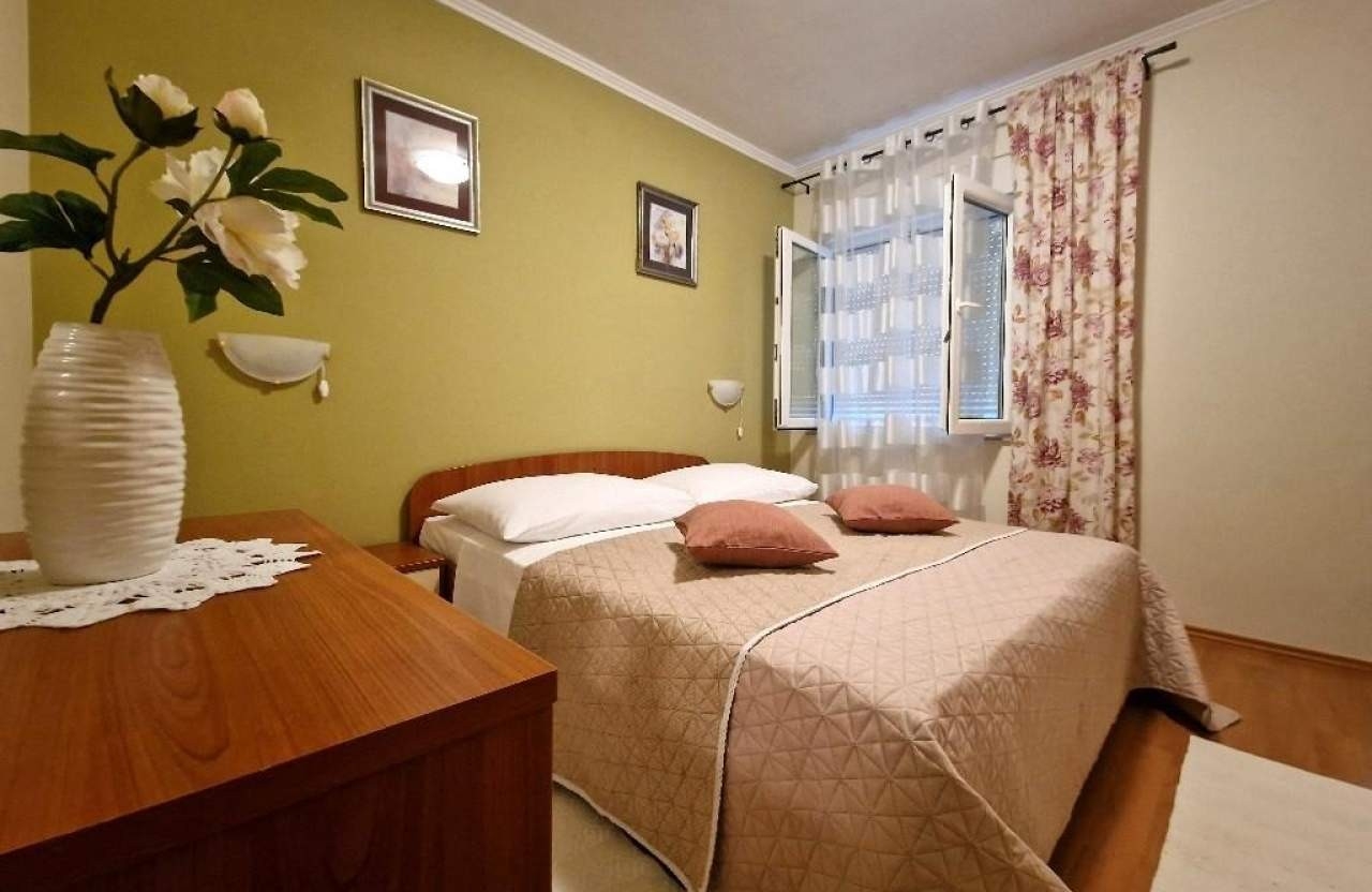 Three bedroom apartment with terrace and sea view Barbat, Rab  A-a