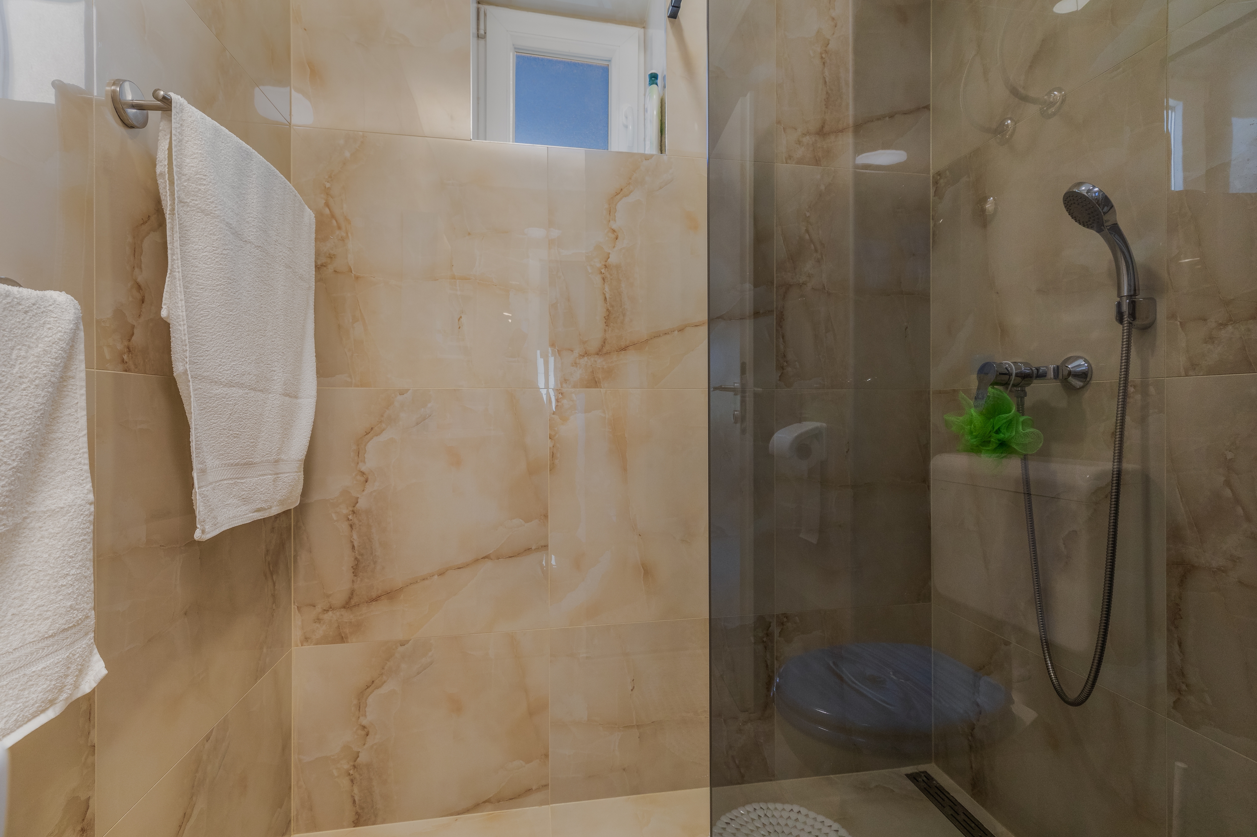 Two bedroom apartment with terrace Makarska  A-a