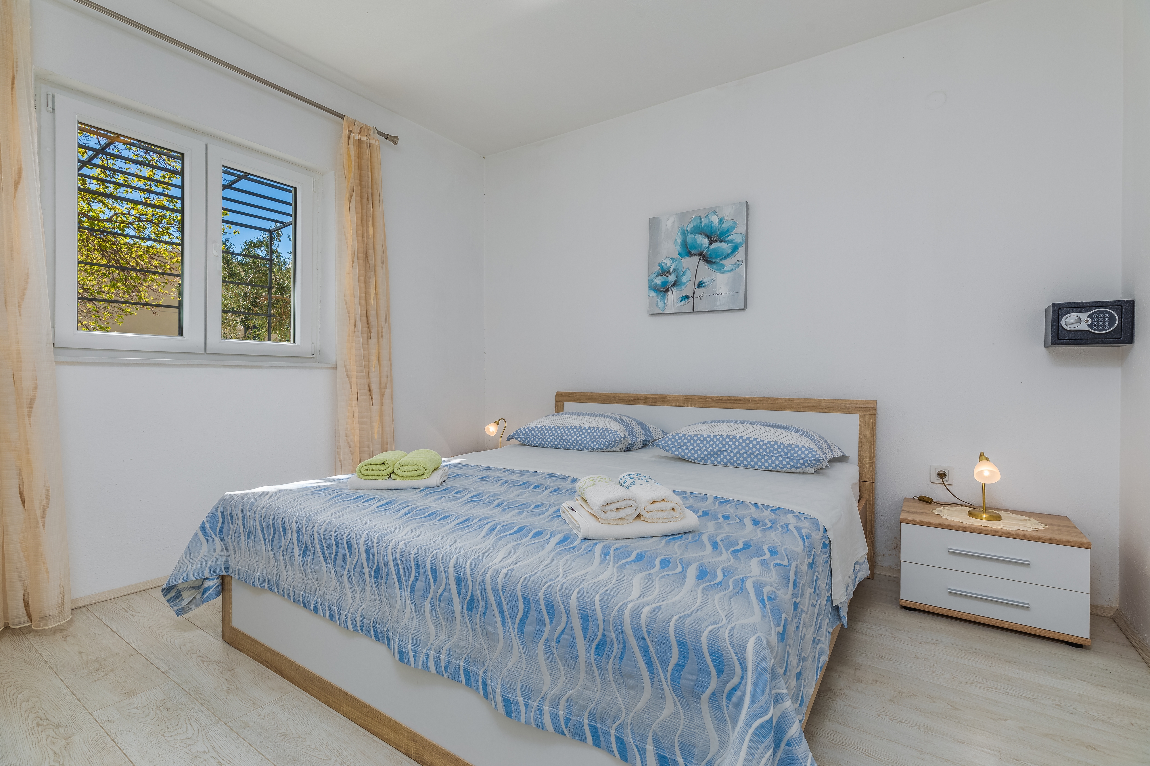 Two bedroom apartment with terrace Makarska  A-a