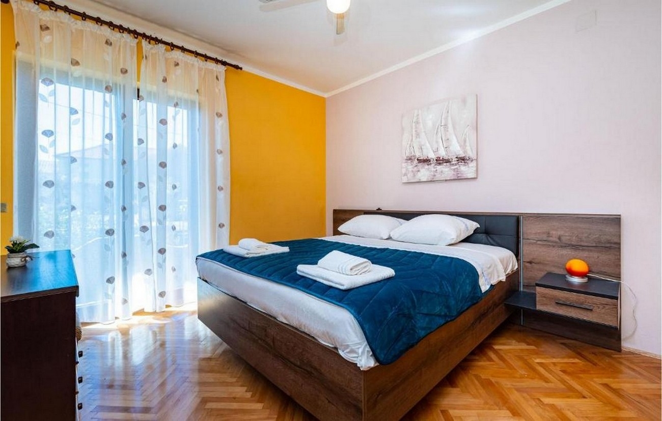 Two bedroom apartment with terrace Ugljan  A-a