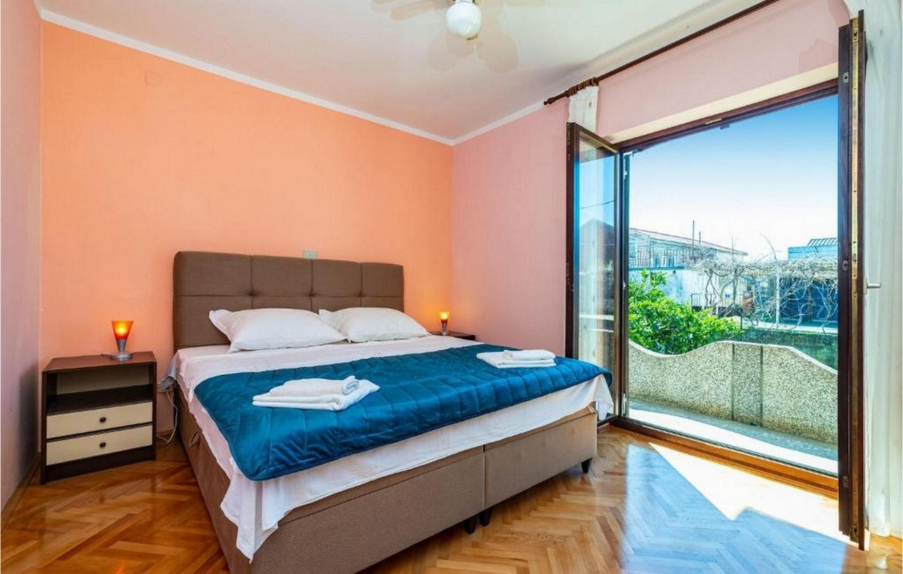 Two bedroom apartment with terrace Ugljan  A-a