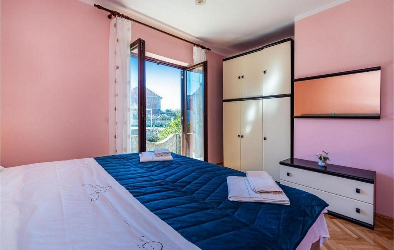 Two bedroom apartment with terrace Ugljan  A-a