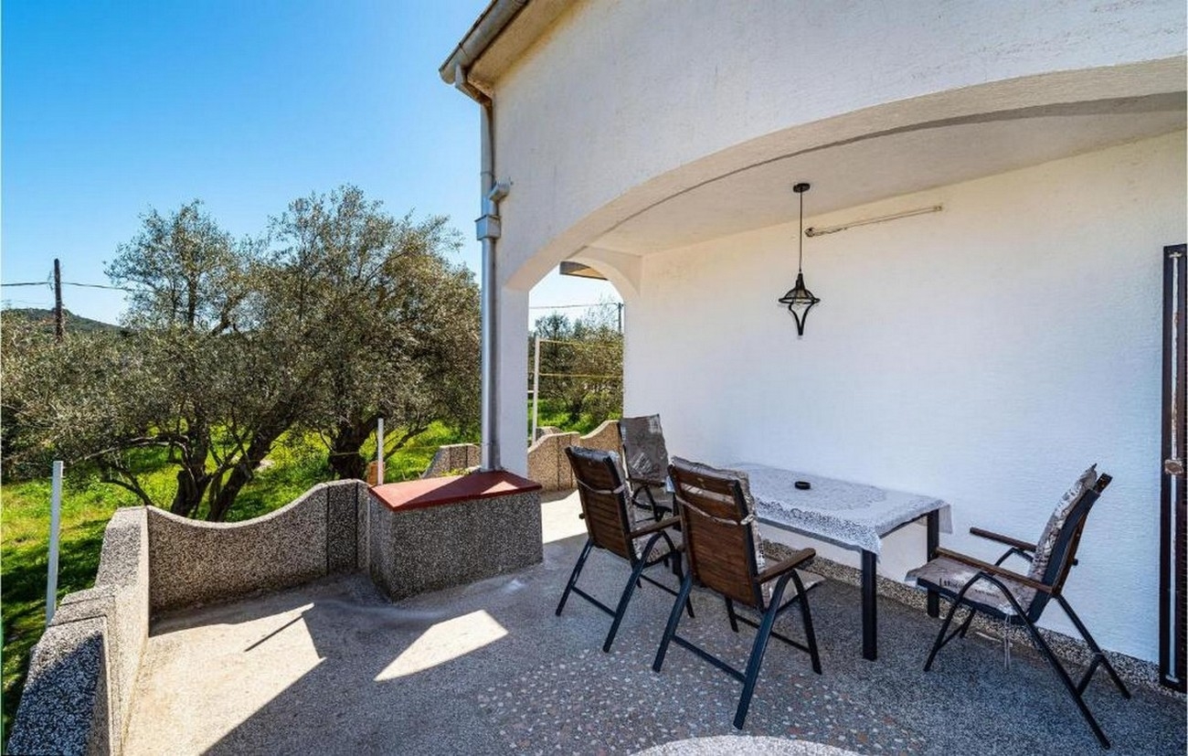 Two bedroom apartment with terrace Ugljan  A-a