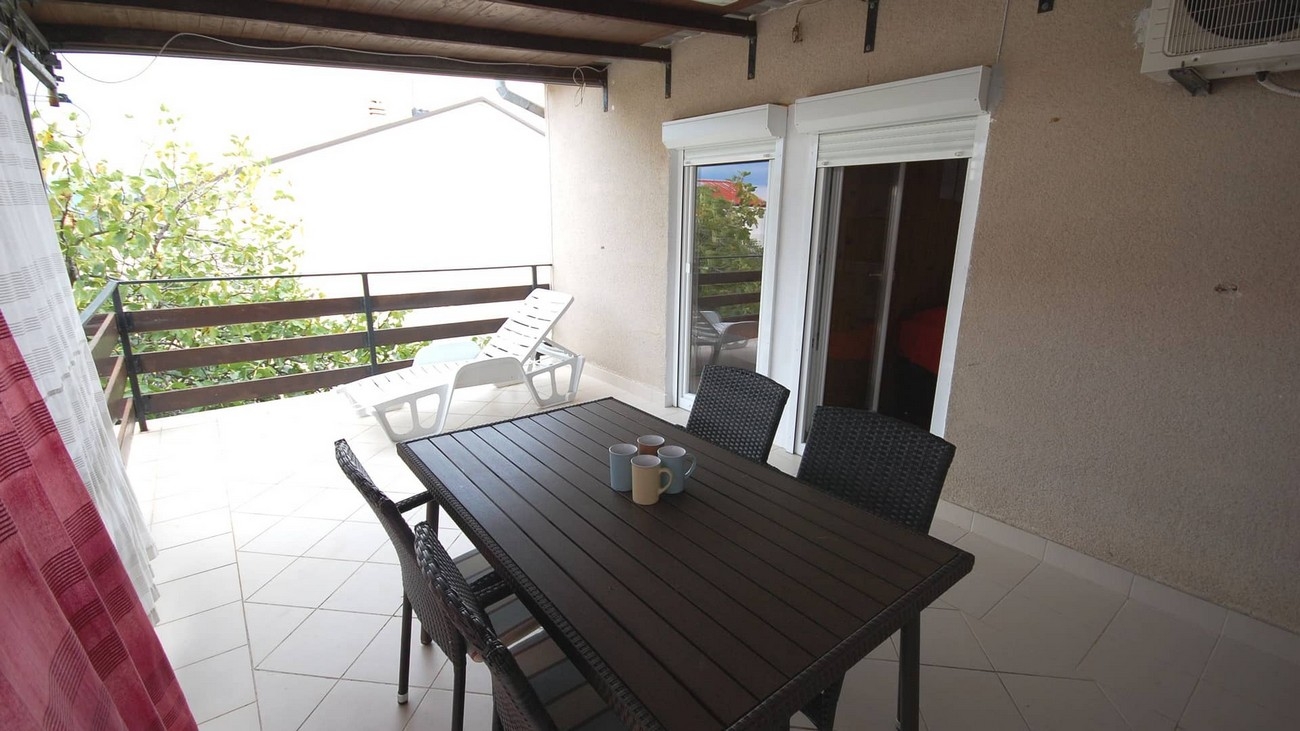 Two bedroom apartment with terrace Njivice, Krk  A-a