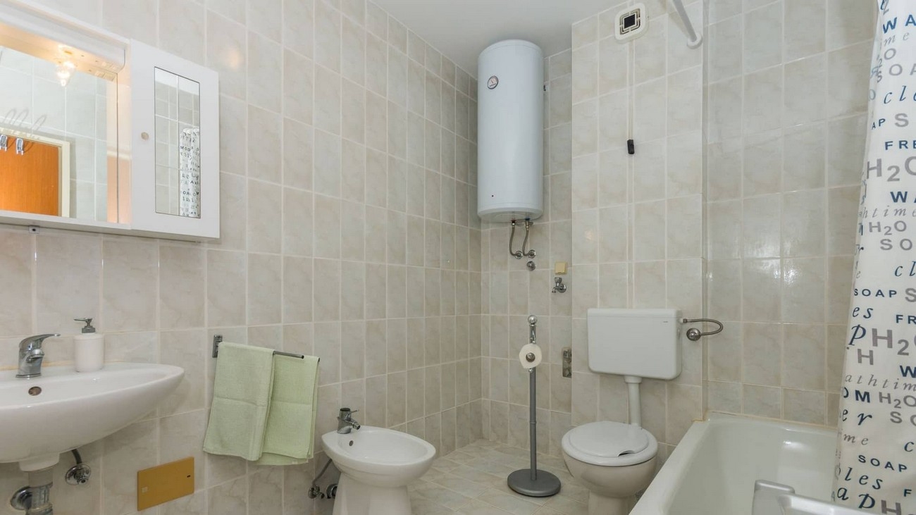 Three bedroom apartment with terrace and sea view Njivice, Krk  A-a