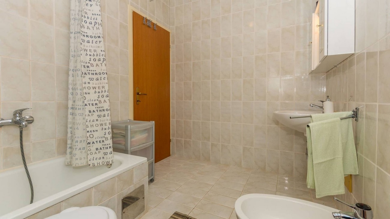 Three bedroom apartment with terrace and sea view Njivice, Krk  A-a