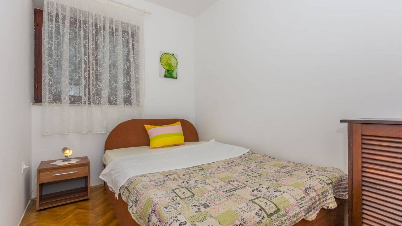 Three bedroom apartment with terrace and sea view Njivice, Krk  A-a