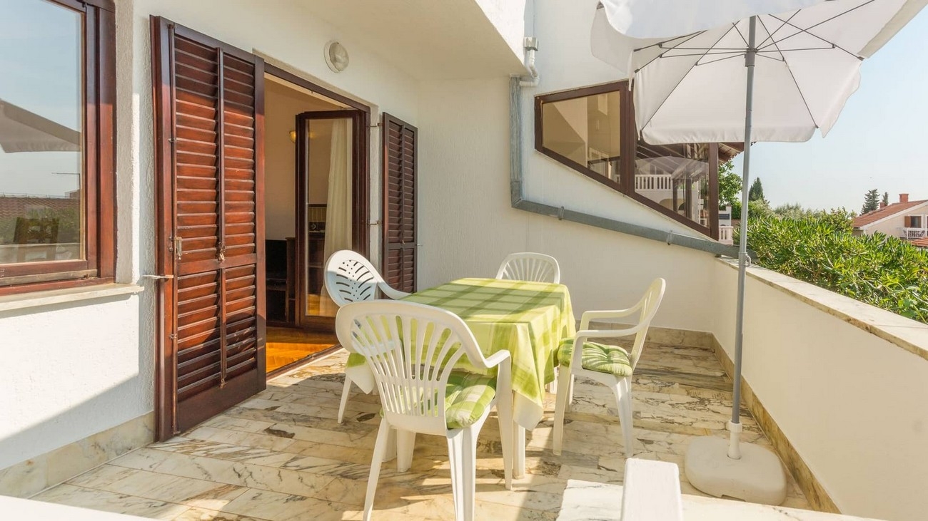 Three bedroom apartment with terrace and sea view Njivice, Krk  A-a