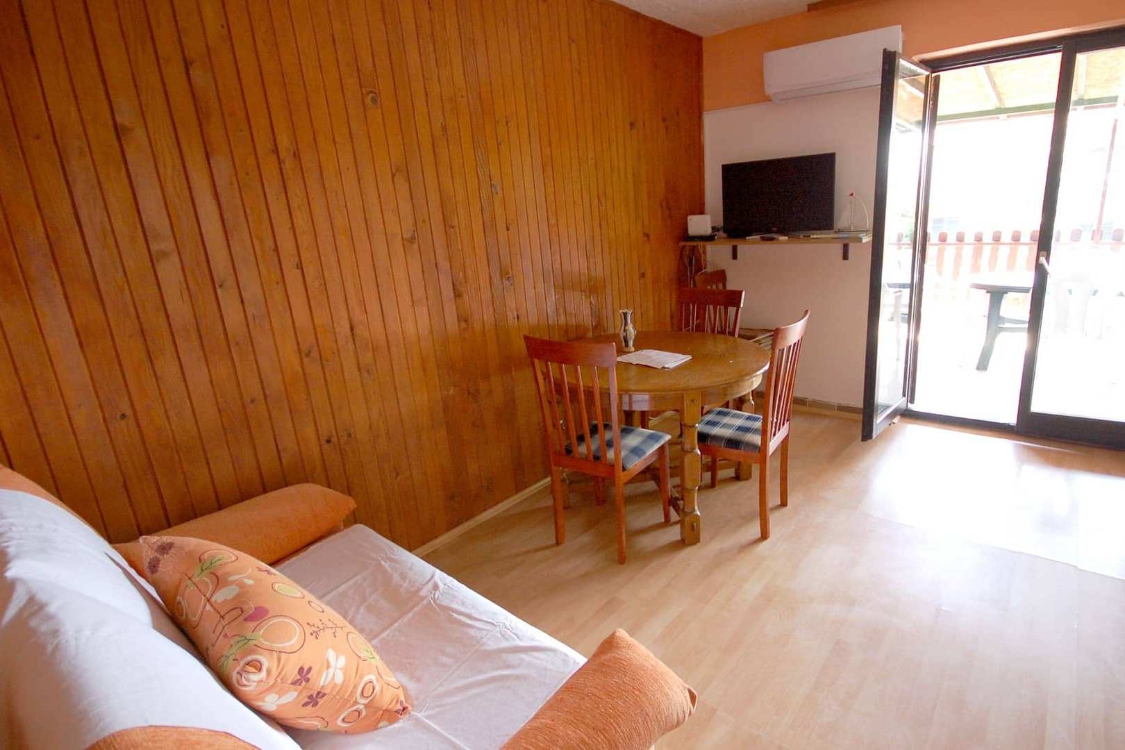 Two bedroom apartment with terrace Njivice, Krk  A-b