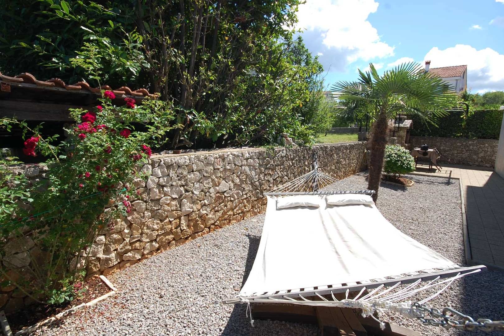 Two bedroom apartment with terrace Njivice, Krk  A-a