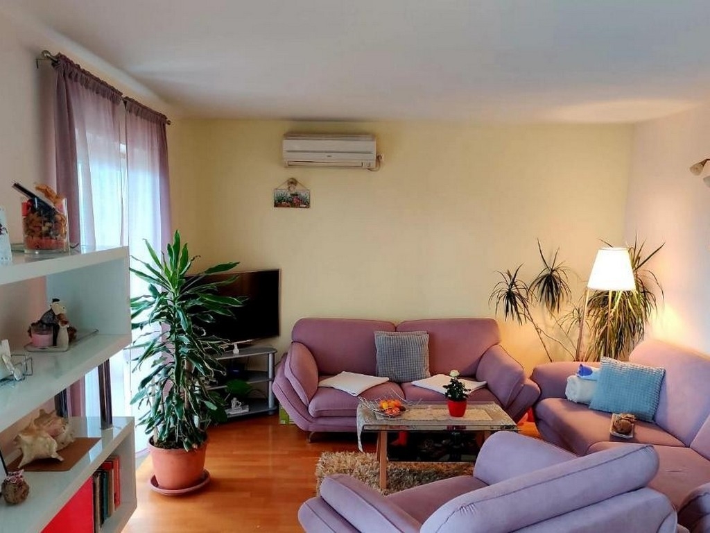 Four-bedroom apartment with balcony and sea view Duće, Omiš (A-21876-a)