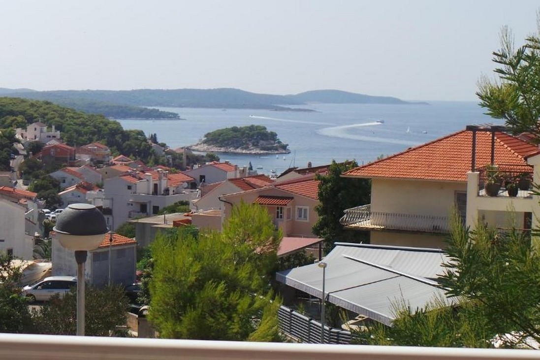 One bedroom apartment with balcony and sea view Hvar  A-a