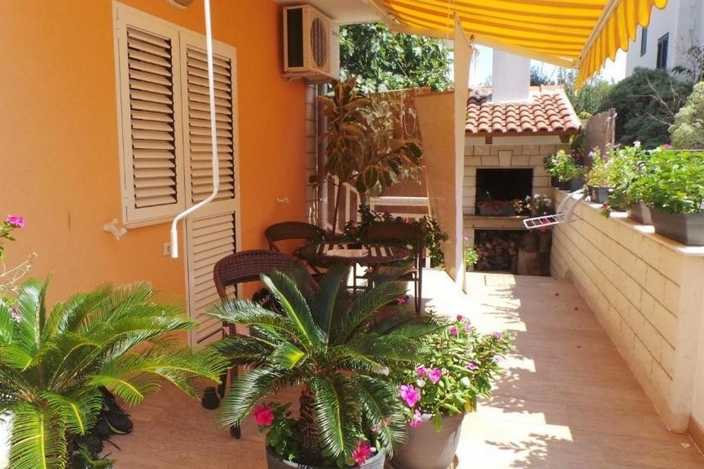 One bedroom apartment with terrace and sea view Hvar (A-21877-c)