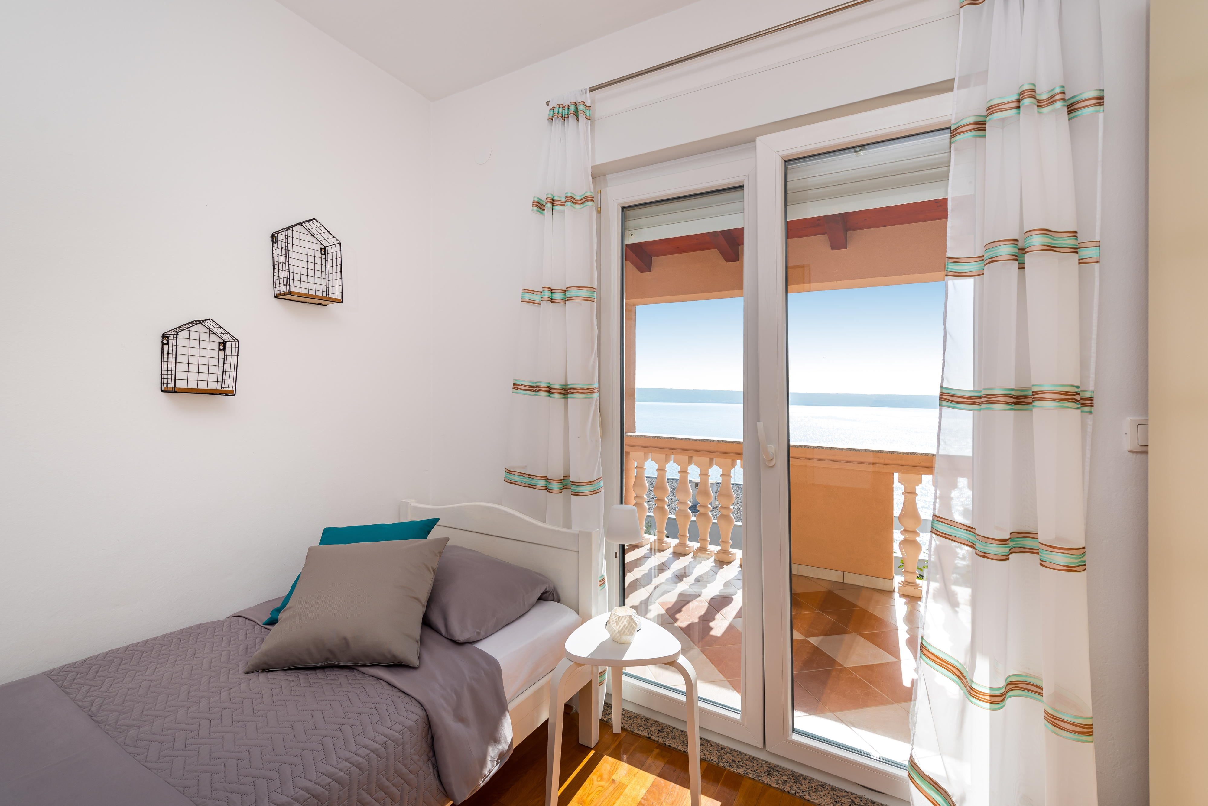 Three bedroom apartment near beach Maslenica, Novigrad  A-a