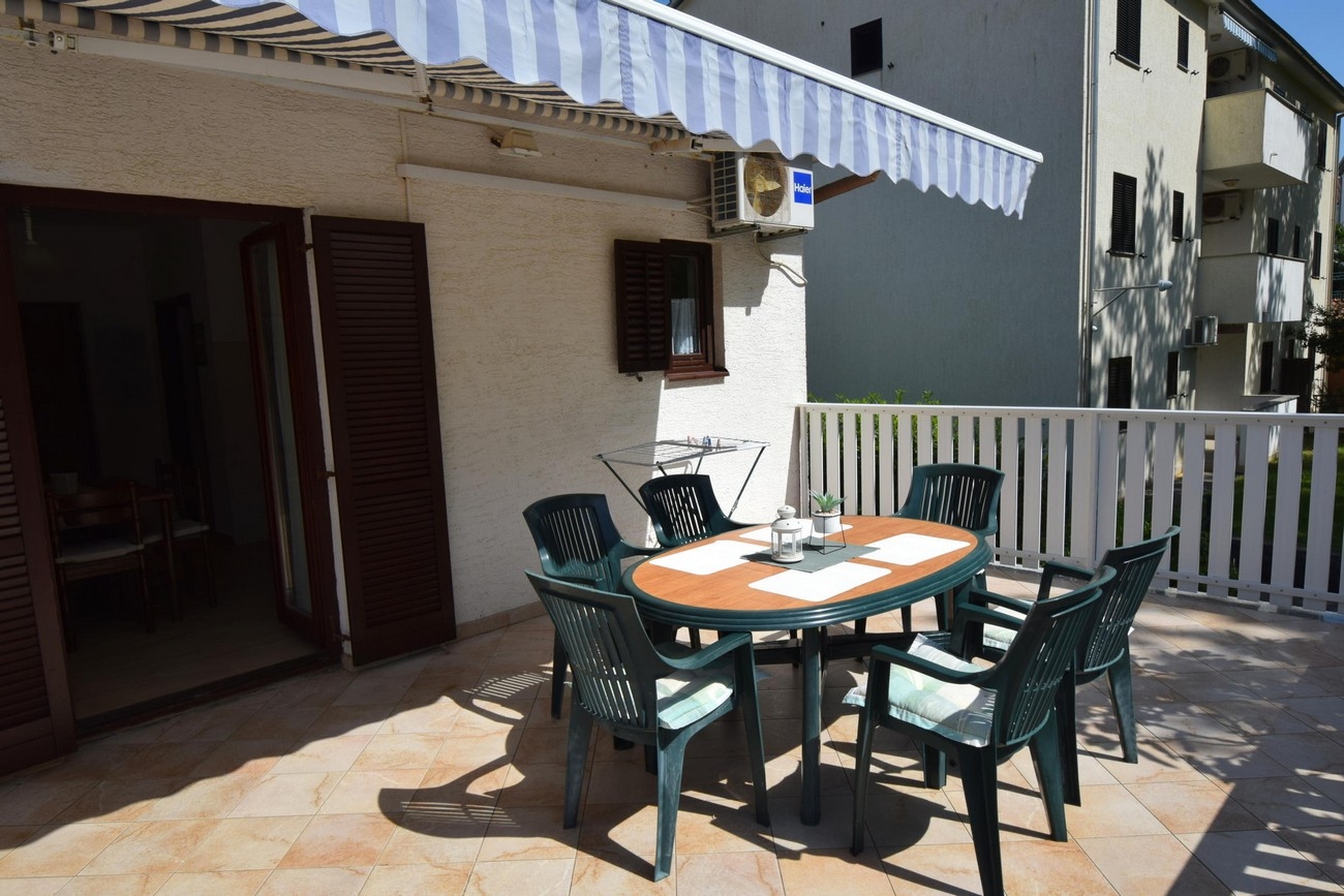 Two bedroom apartment with terrace Porat, Krk  A-a