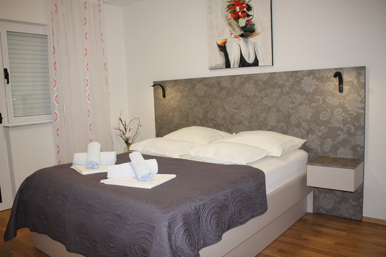 Two bedroom apartment with balcony and sea view Makarska (A-21911-c)