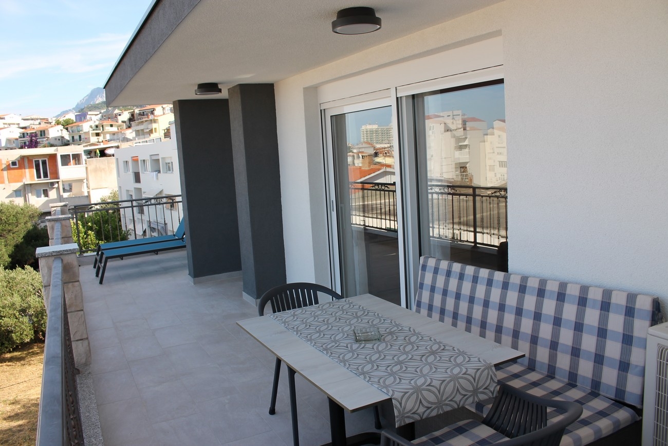 Two bedroom apartment with balcony and sea view Makarska  A-e