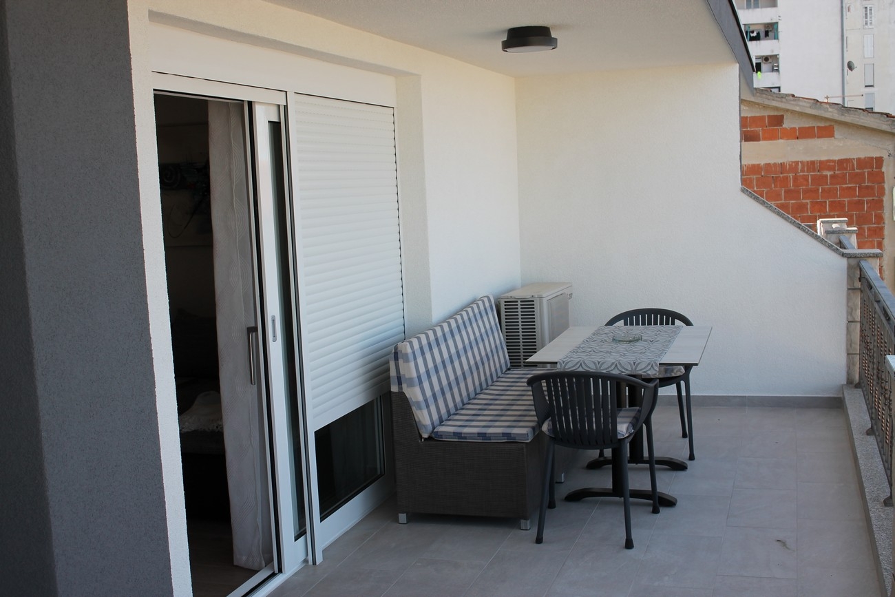 Two bedroom apartment with balcony and sea view Makarska  A-e