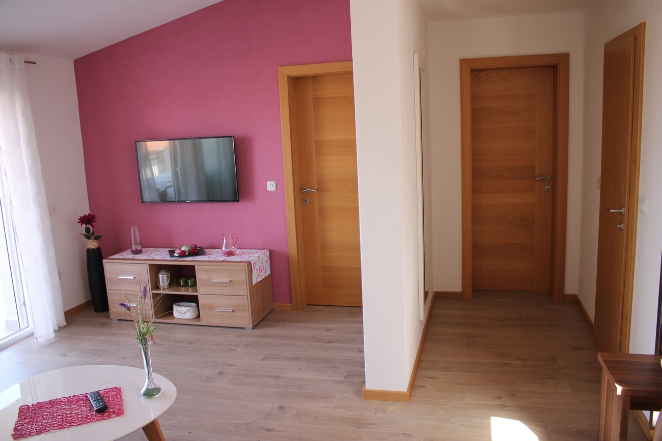 Two bedroom apartment with balcony and sea view Makarska  A-e