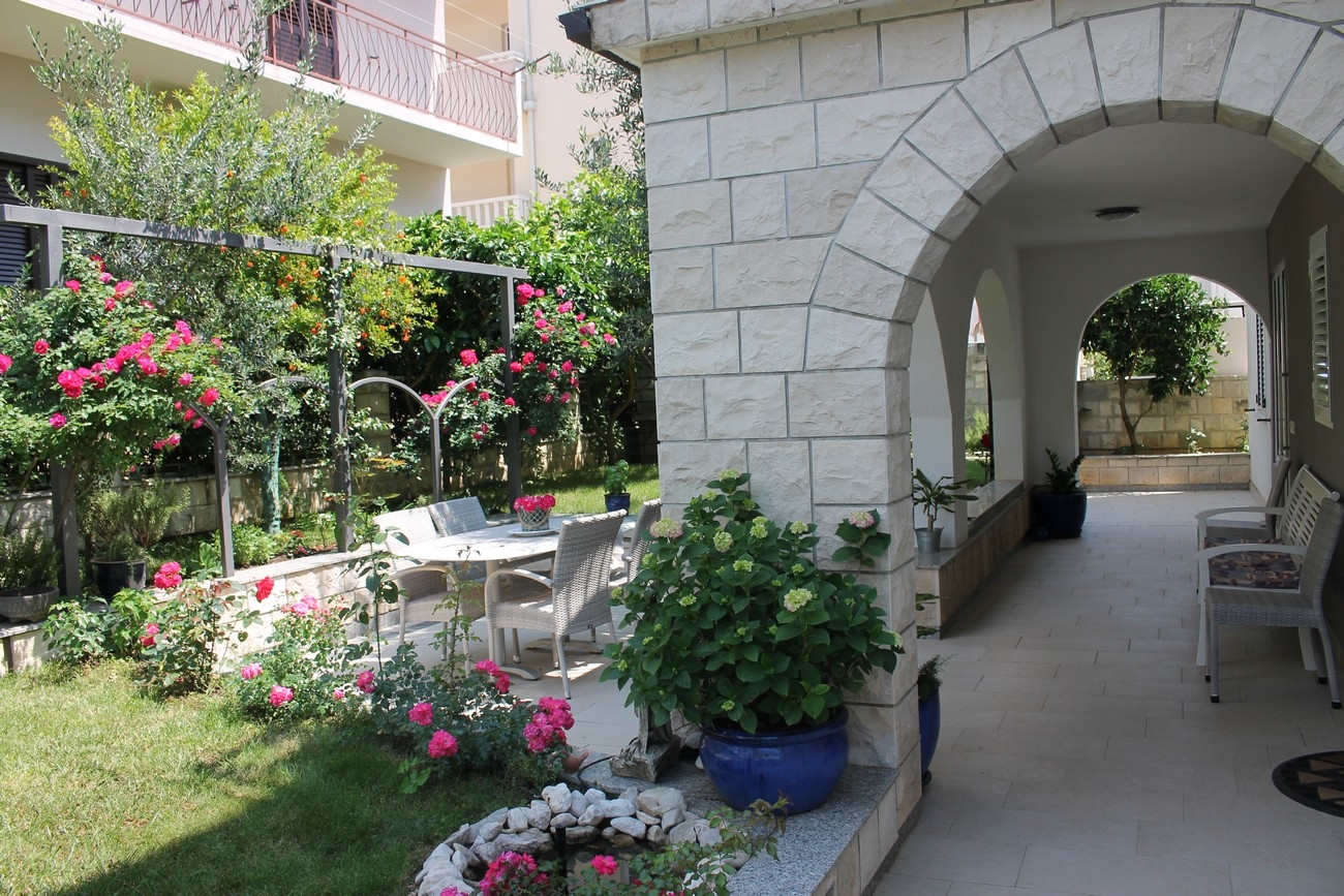 One bedroom apartment with balcony and sea view Makarska (A-21911-d) One bedroom apartment with balcony and sea view Makarska (A-21911-d)